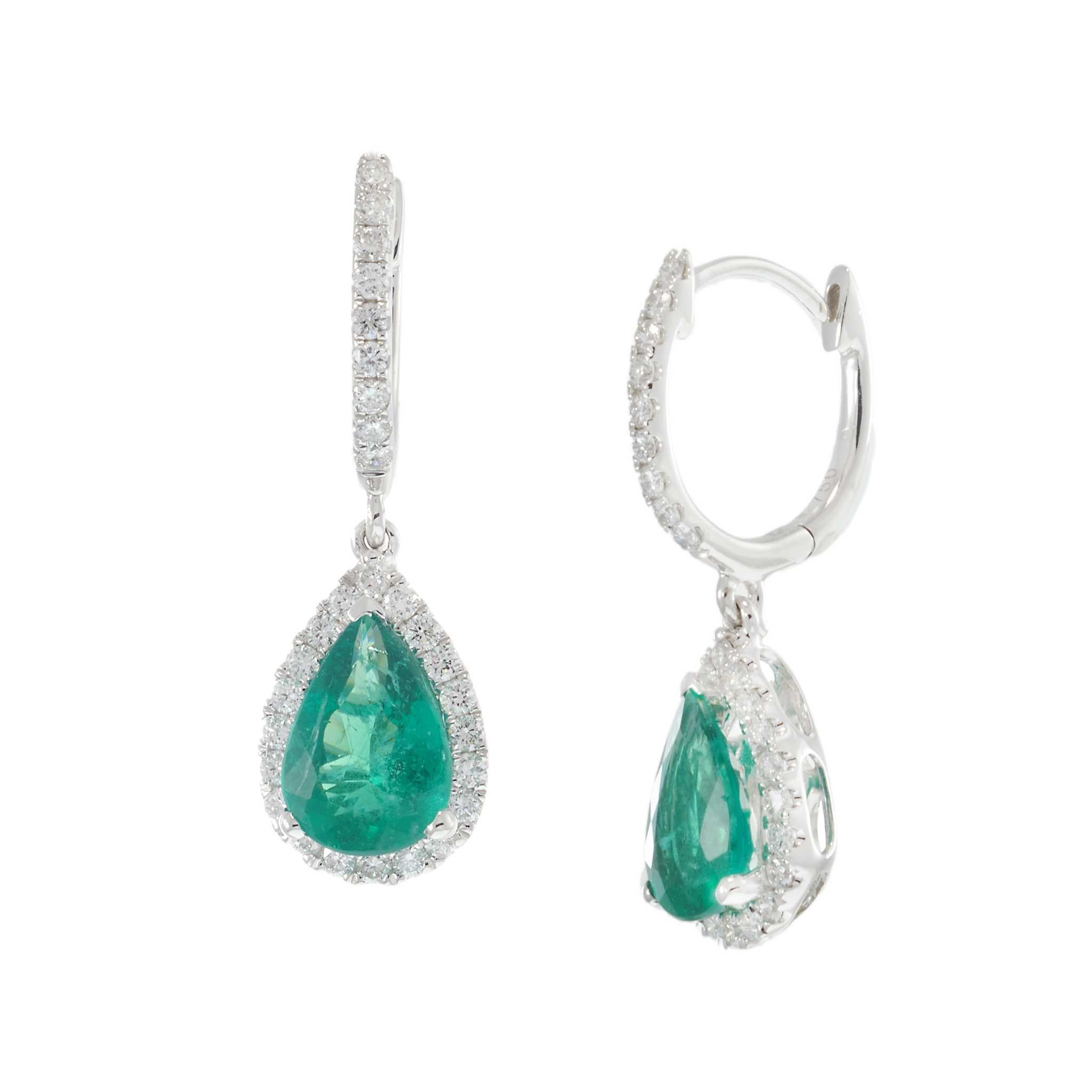 Taglio a goccia Orecchini a goccia in oro bianco 18KT con smeraldo e diamanti a forma di pera in vendita