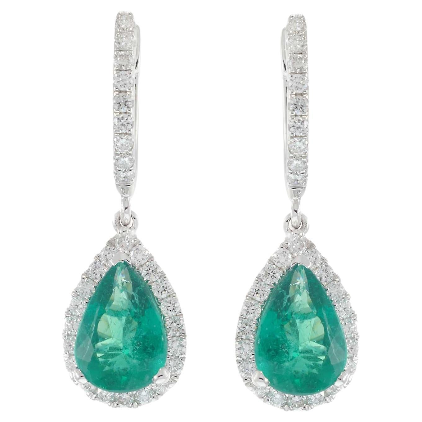 Orecchini a goccia in oro bianco 18KT con smeraldo e diamanti a forma di pera in vendita