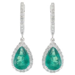 Orecchini a goccia in oro bianco 18KT con smeraldo e diamanti a forma di pera
