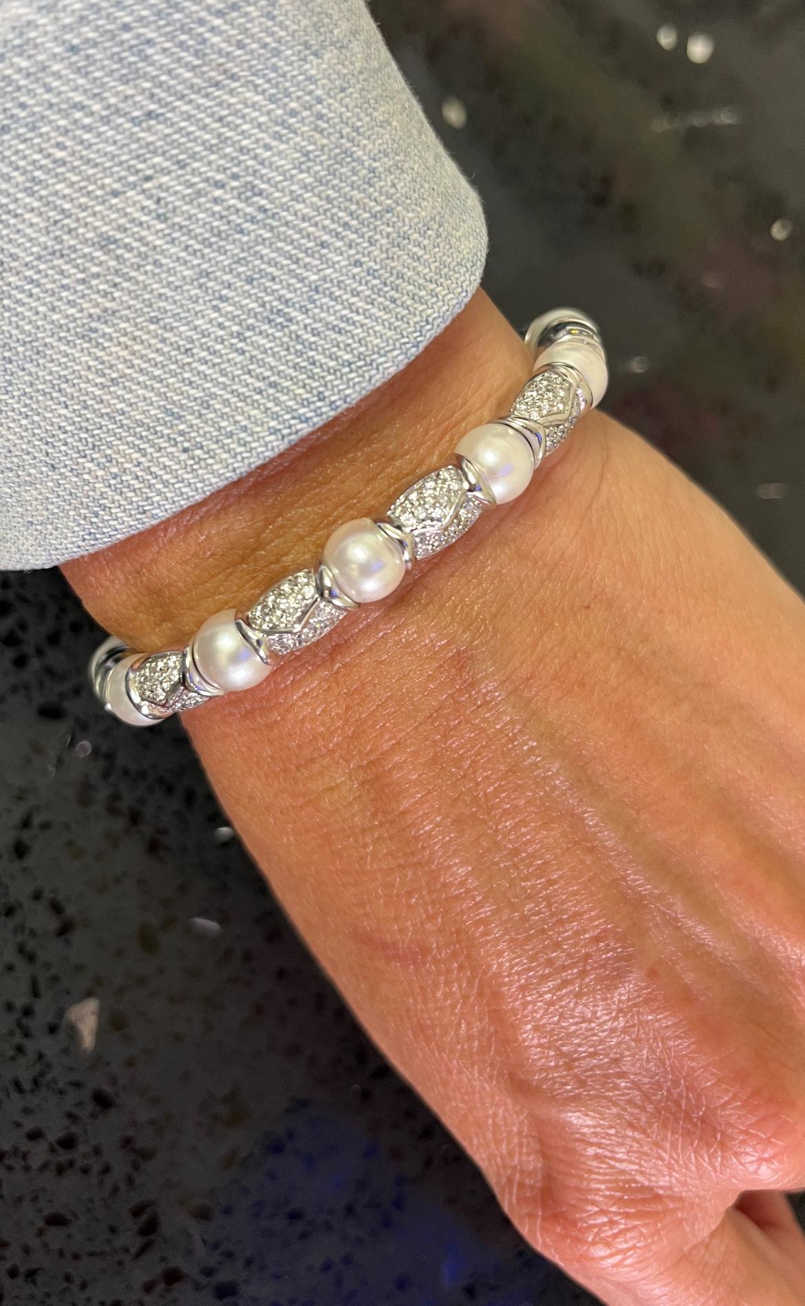 Ce bracelet bangel en or blanc 18kt met élégamment en valeur une perle d'Akoya cultivée de 7,5 mm, complétée par un ensemble délicat de diamants étincelants de 0,70 carats de couleur G, pureté VS1. Le design raffiné marie la sophistication