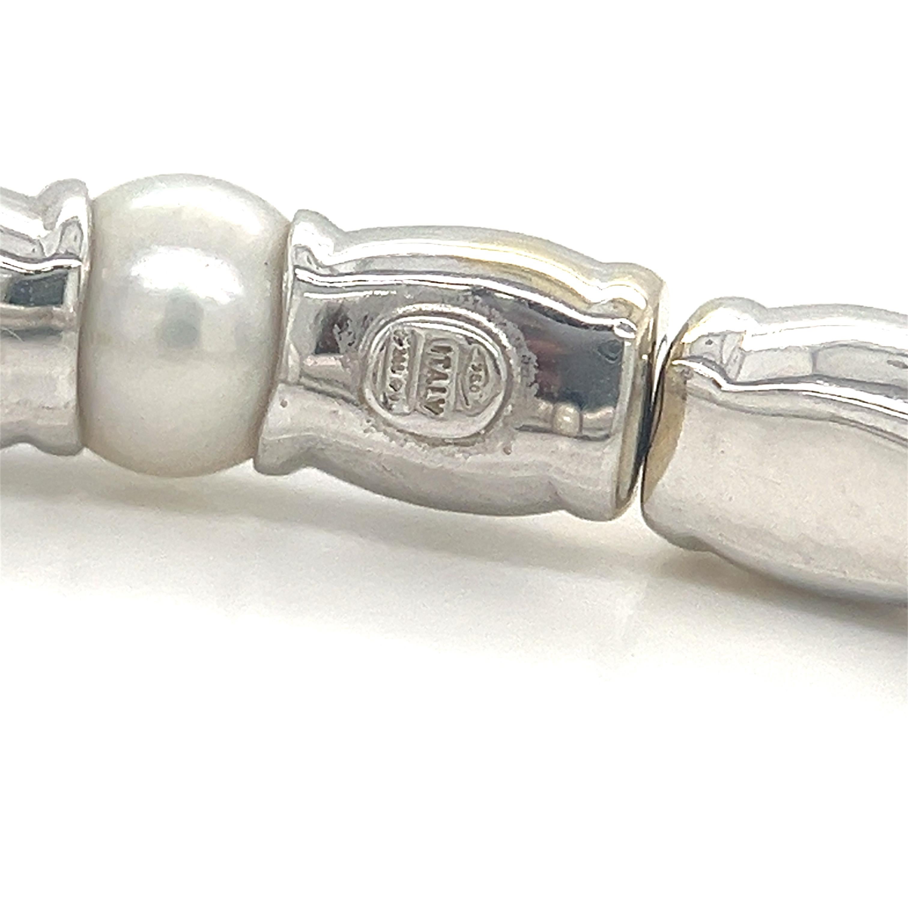 Taille ronde Bracelet jonc en or blanc 18 carats avec perles et diamants en vente
