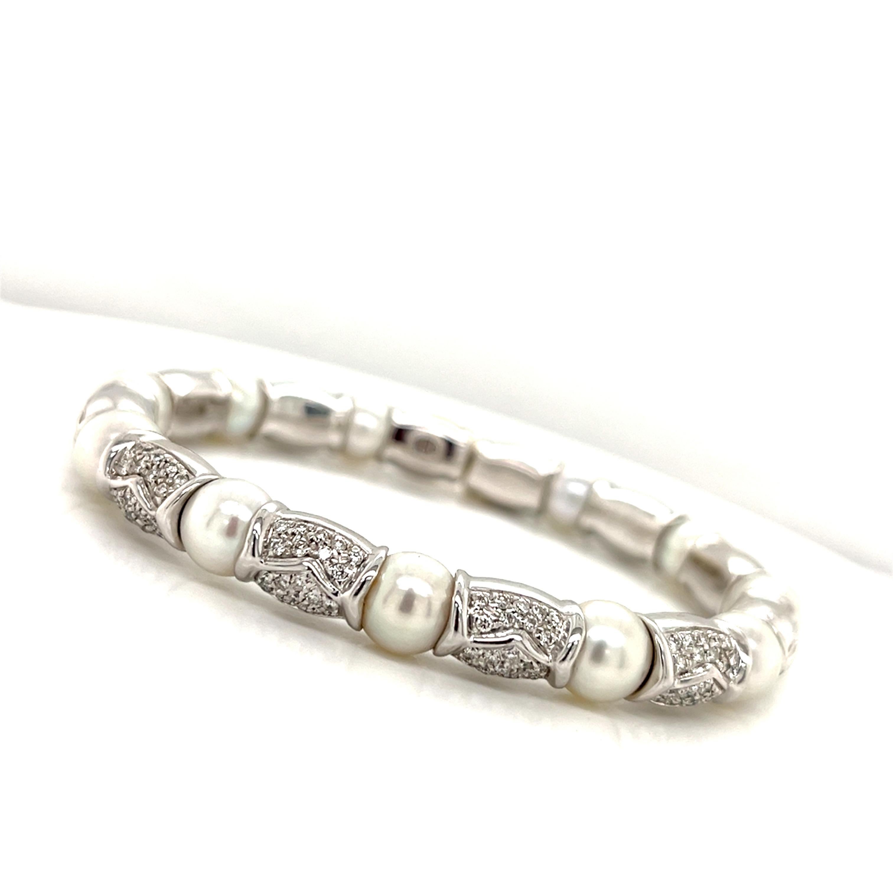 Bracelet jonc en or blanc 18 carats avec perles et diamants Excellent état - En vente à Miami, FL