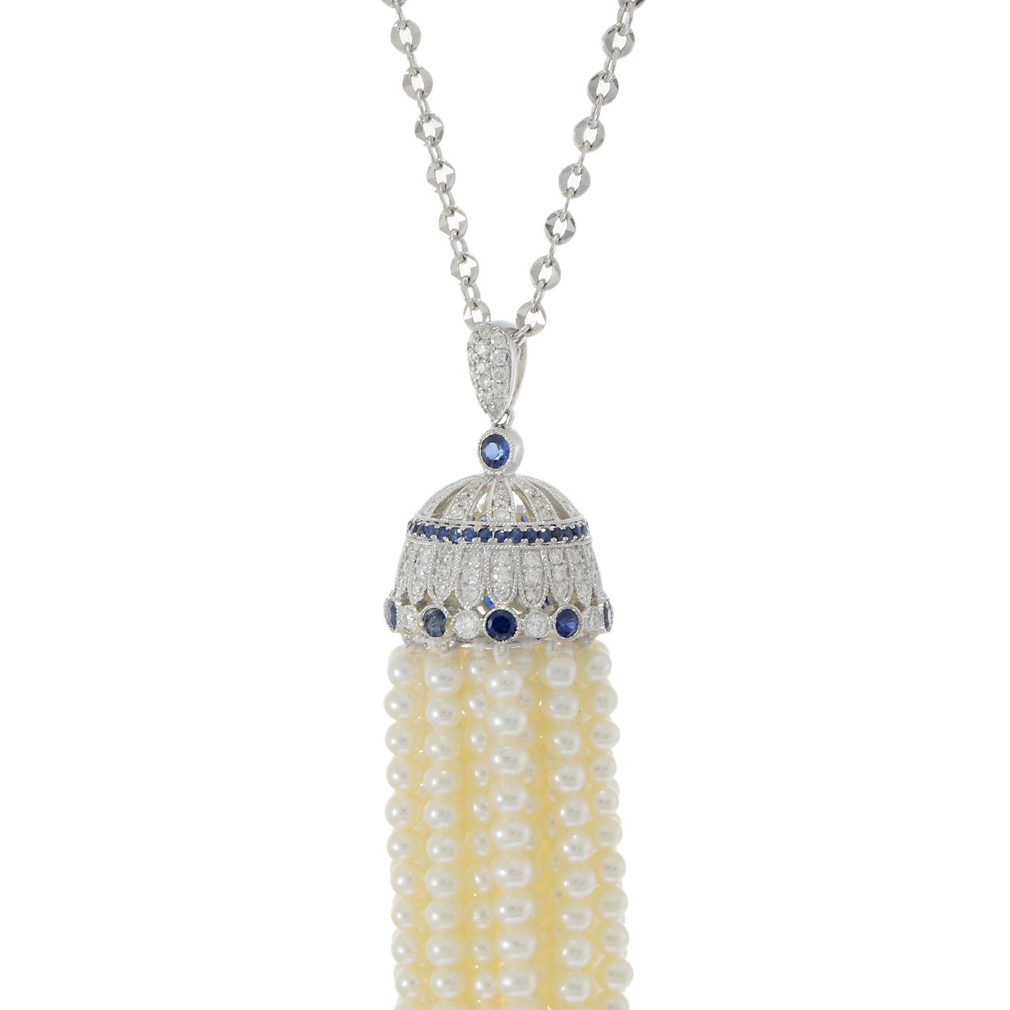 Diese anmutige Halskette aus 18 Kt. Weißgold ist mit einem dramatischen Quastenanhänger aus feinen 2,7-mm-Perlen ausgestattet. Die CAP ist mit 0,70 Karat runden Brillanten (Reinheit G-VS) besetzt und wird von 0,75 Karat sattblauen Saphiren