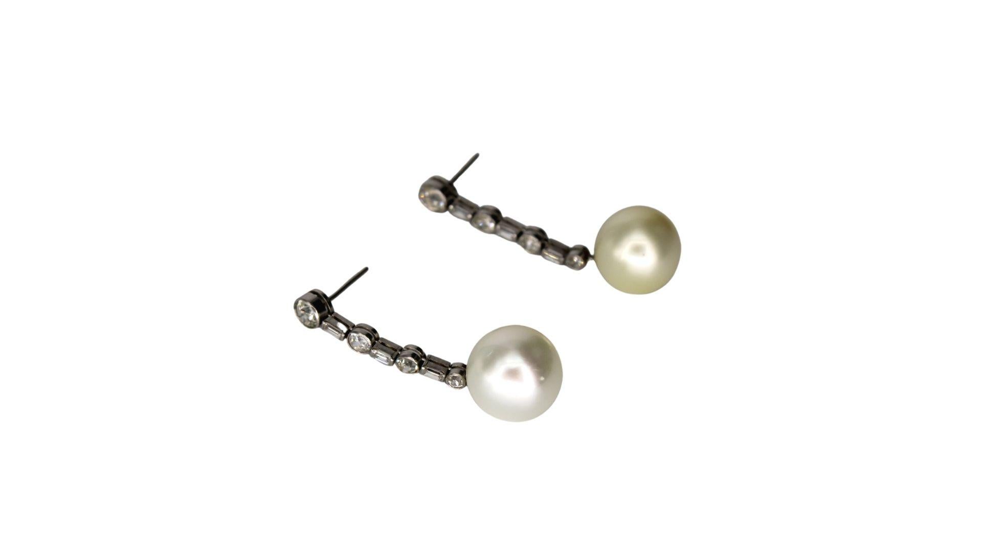 Round Cut 18kt White Gold Pearl & Diamond Set of Earrings For Sale