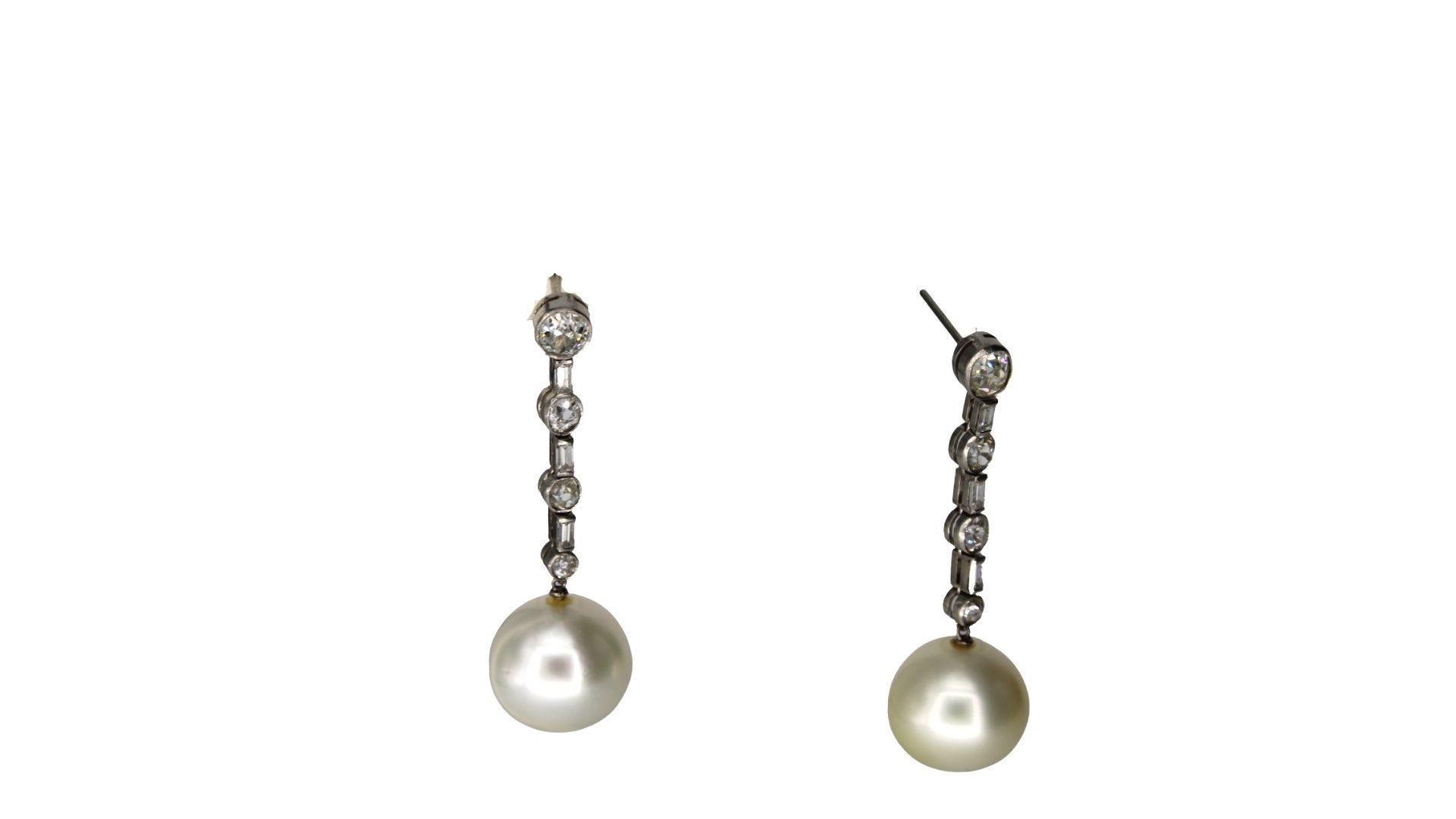 18kt White Gold Pearl & Diamond Set of Earrings In Excellent Condition For Sale In Tel Aviv, IL