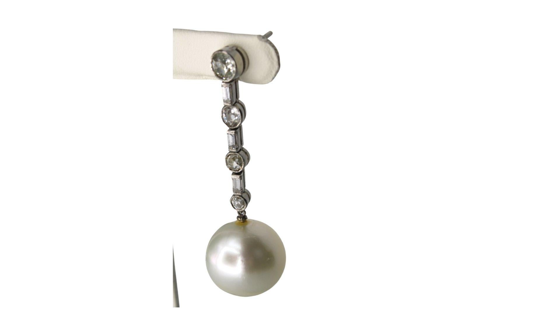 Women's 18kt White Gold Pearl & Diamond Set of Earrings For Sale