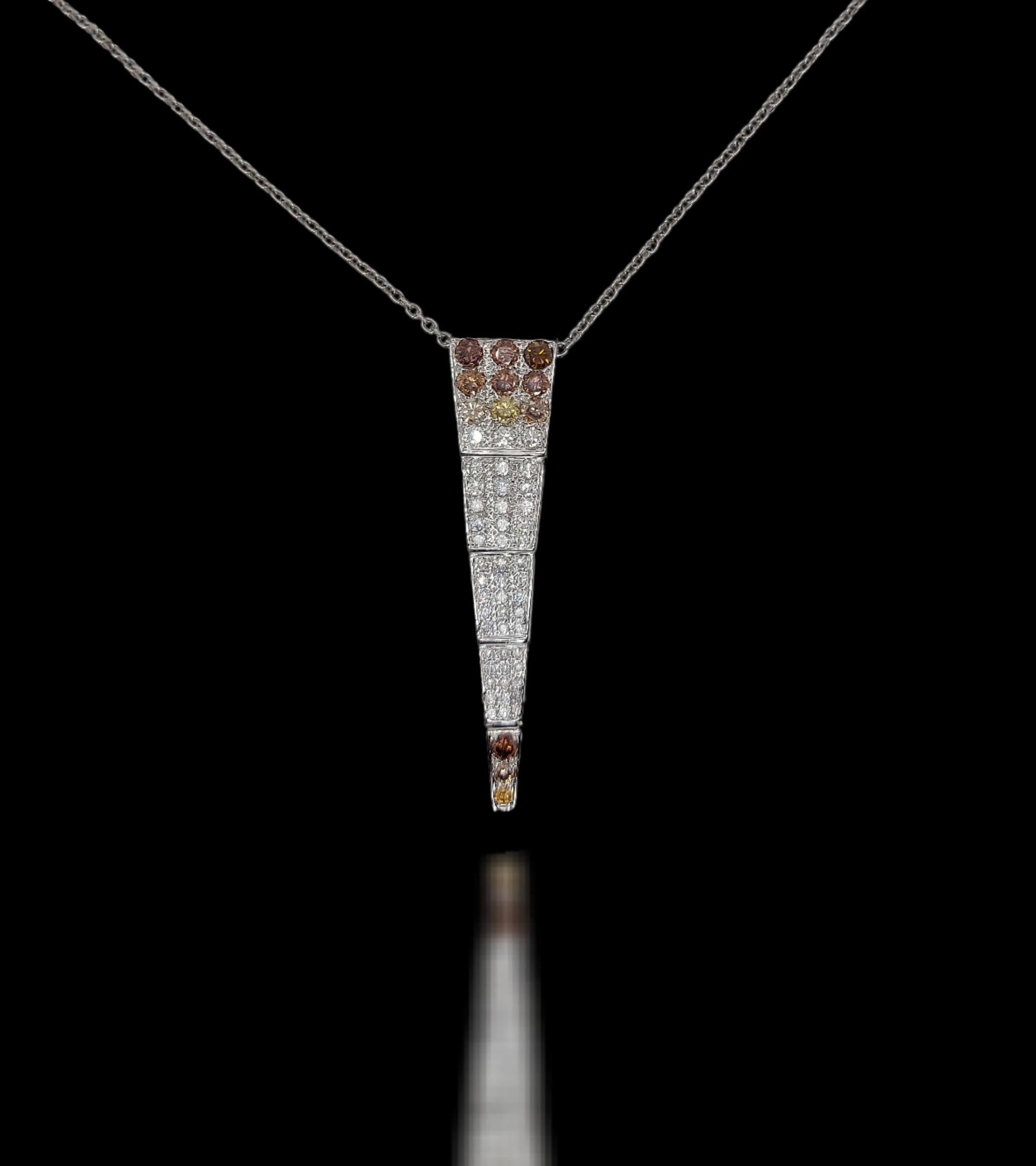 18kt White Gold Pendant and Necklace With 4.9ct White, Yellow and Cognac Diamonds

White gold Necklace 39cm long

Diamonds: Brilliant cut diamonds, together ca. 4.90ct

Material: 18kt white gold

Measurements: 14 mm x 63 mm

Total weight: 13.8 grams