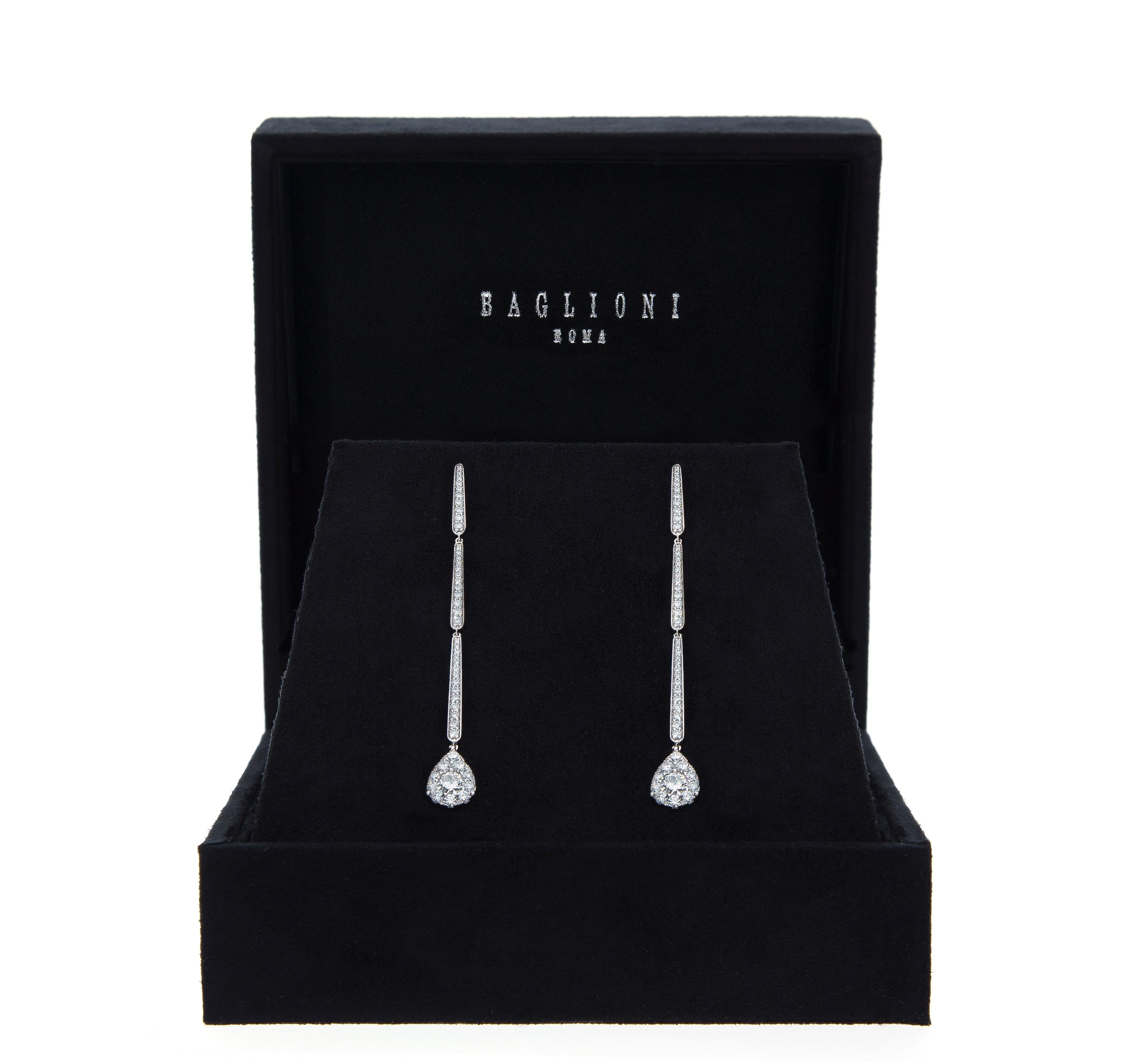 18Kt white gold pendant earrings with 94 diamonds
Total Weight 1.50 ct
Each earring is made up of three mobile segments on which brilliant-cut diamonds are set in gradation, in the final part of the drop-shaped earring there are pave diamonds with a