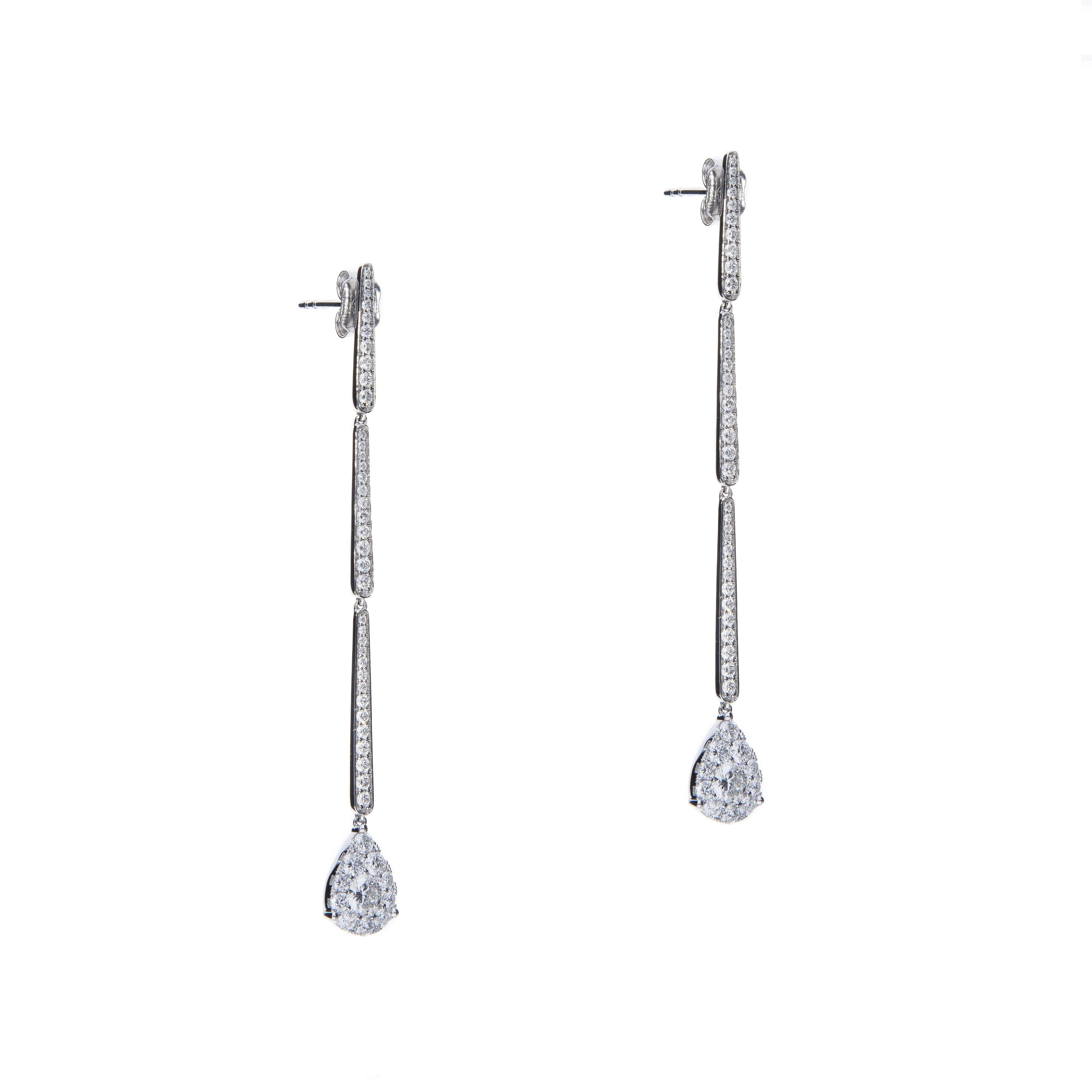 Modern 18 Karat White Gold Pendant Earrings with 94 Diamonds Total Weight 1.50 Carat For Sale