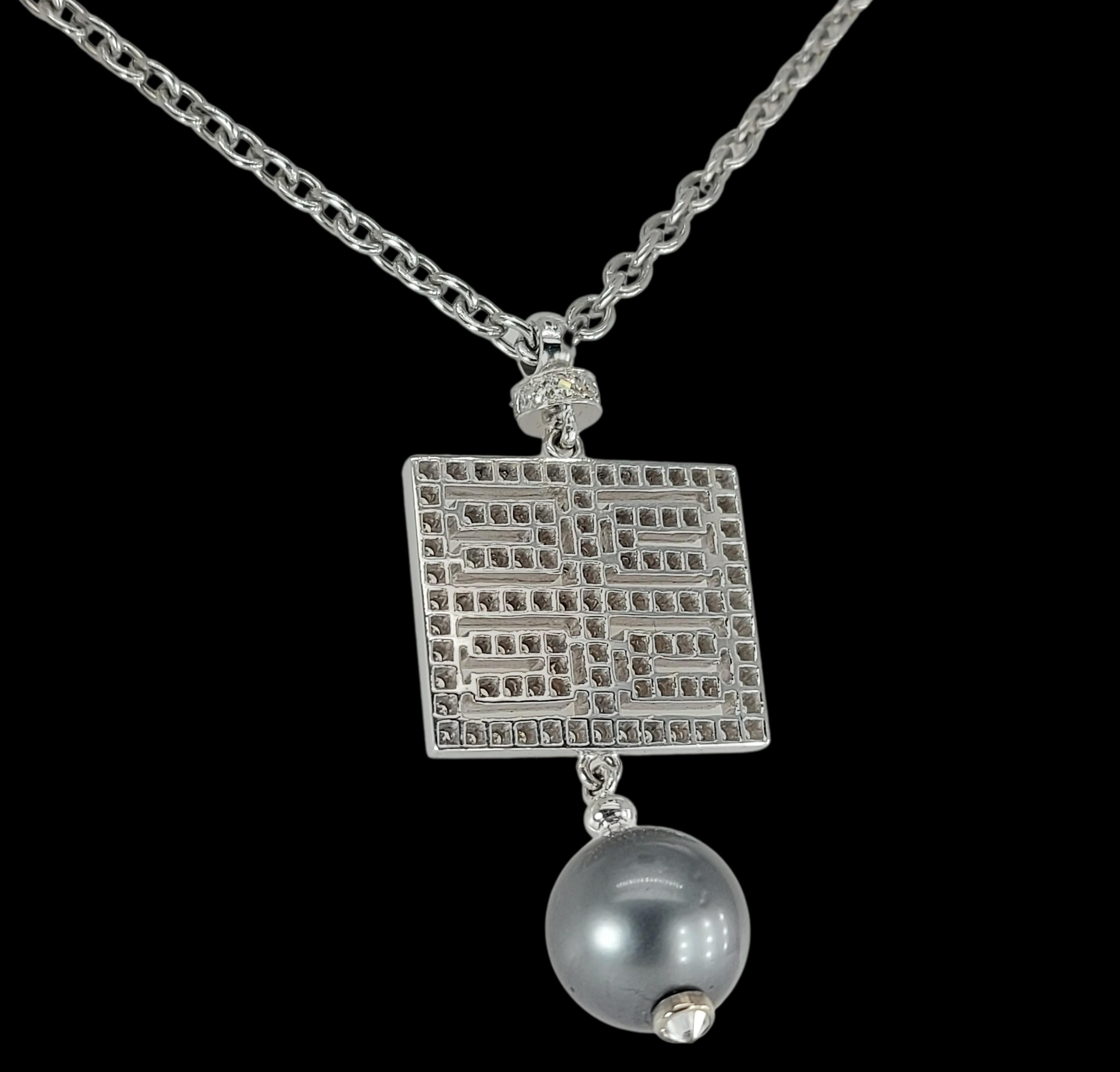 18kt White Gold Pendant / Necklace With 1.08ct Diamonds & Black Tahiti Pearl For Sale 2