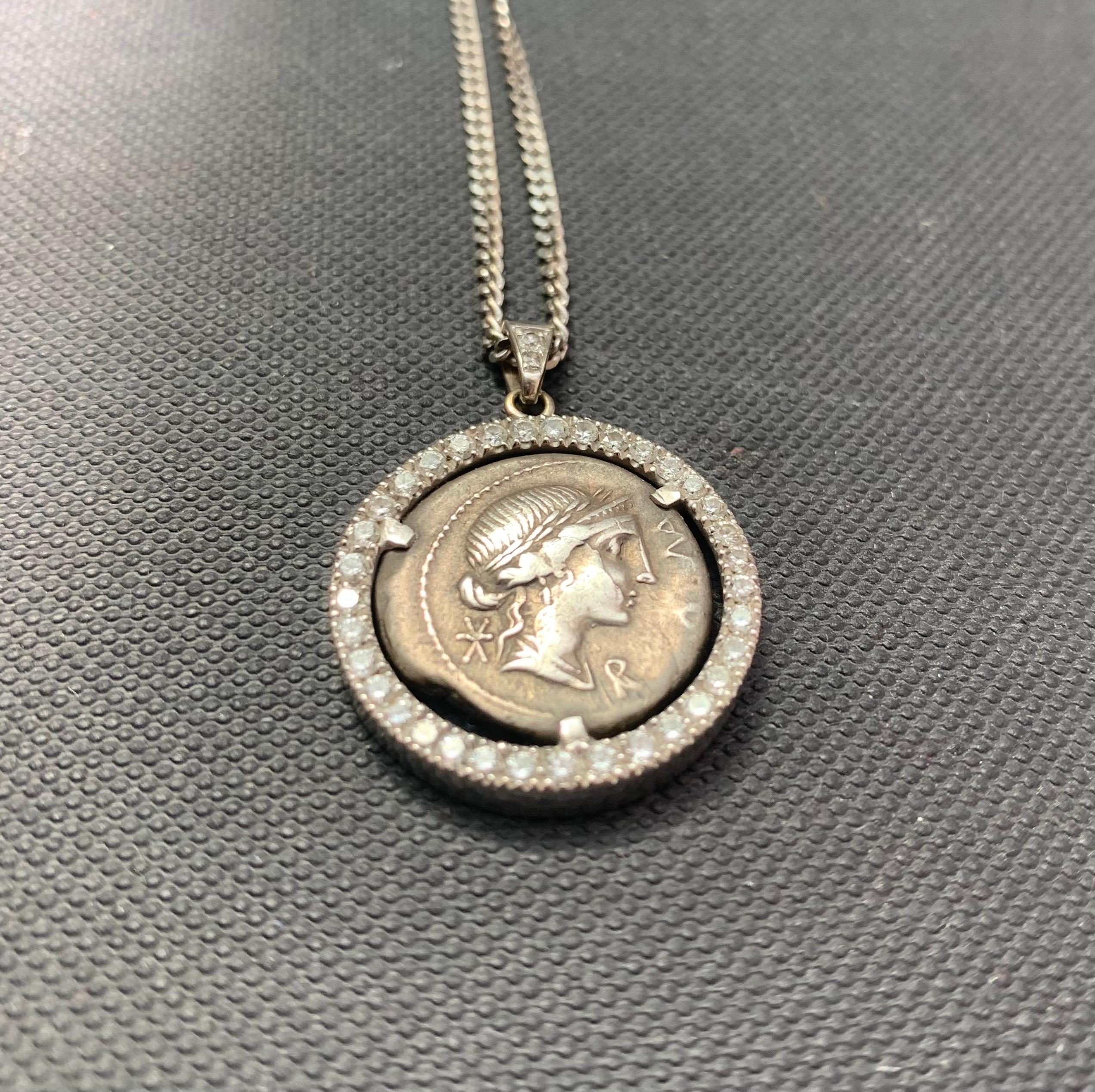 18kt Weißgold Anhänger römische Münze und Brillanten (Brillantschliff)
