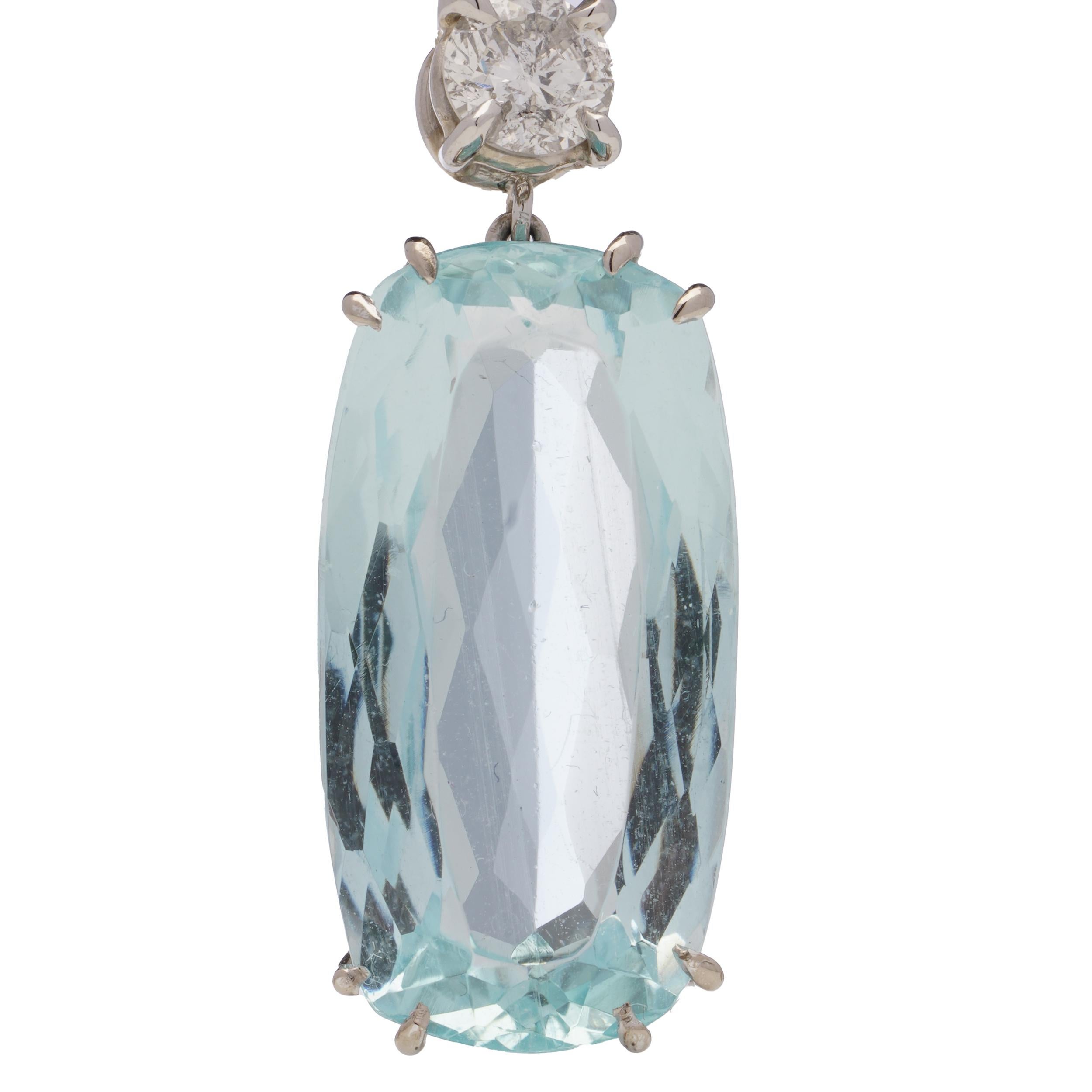 Oval Cut 18kt white gold pendant with 8.68 cts Aquamarine and 0.50 carats of round brilli For Sale