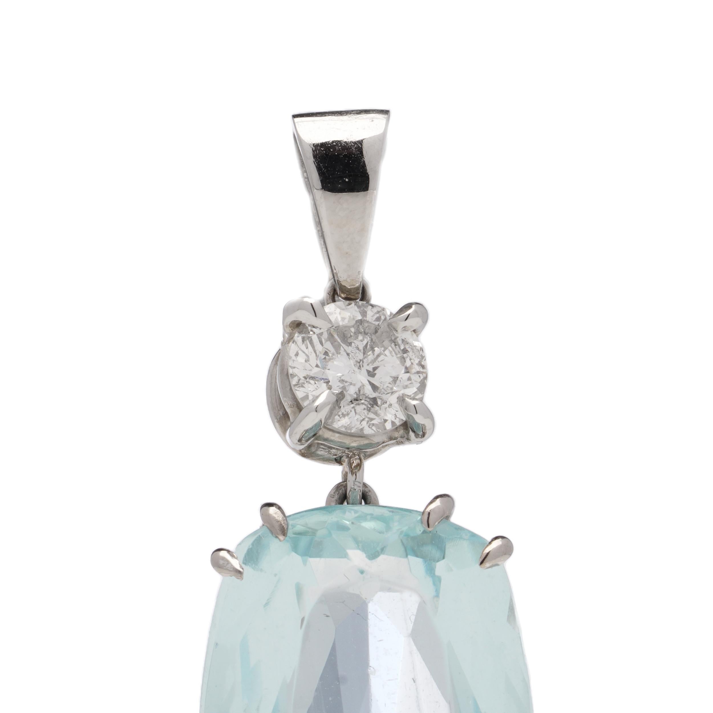 18kt white gold pendant with 8.68 cts Aquamarine and 0.50 carats of round brilli In Good Condition For Sale In Braintree, GB
