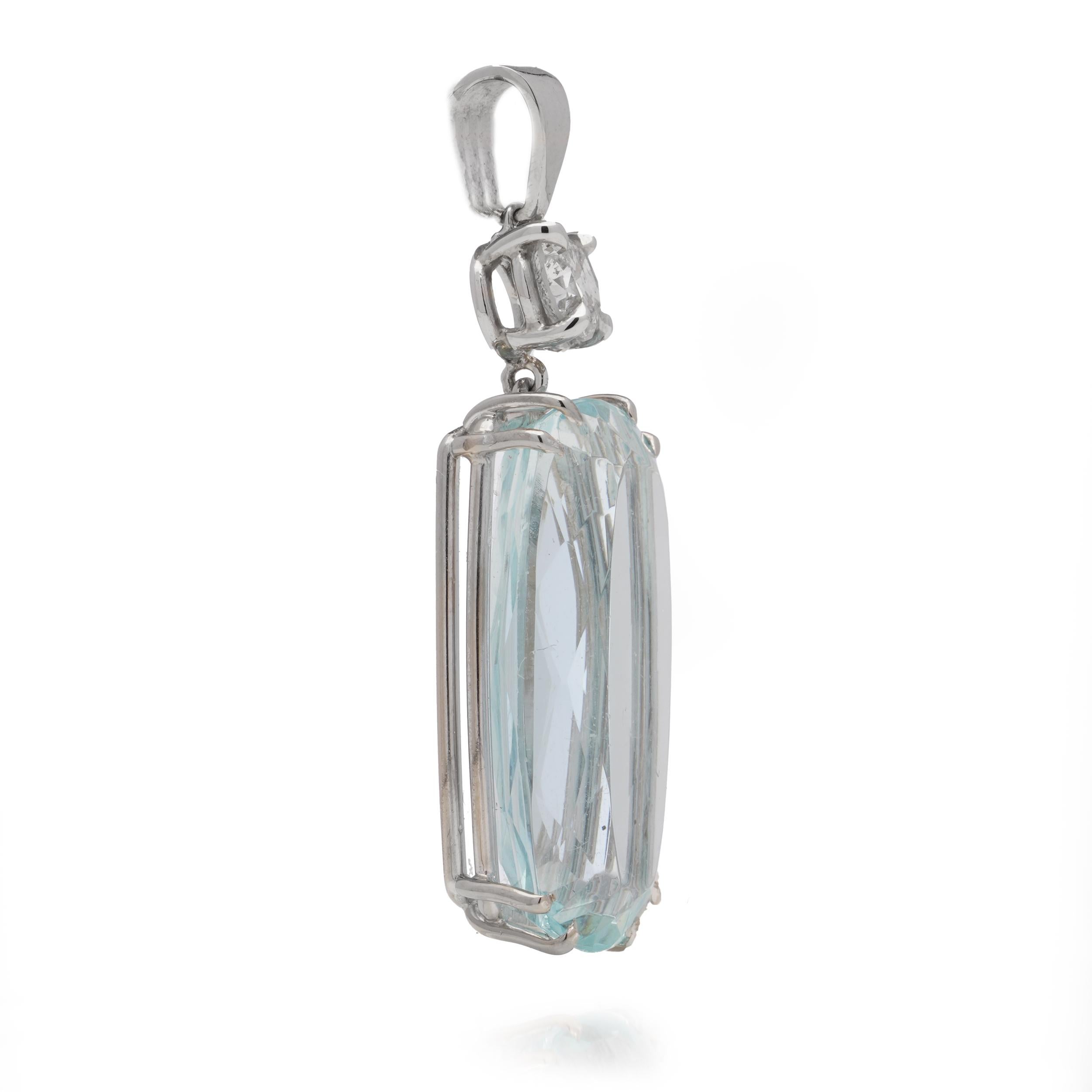18kt white gold pendant with 8.68 cts Aquamarine and 0.50 carats of round brilli For Sale 1