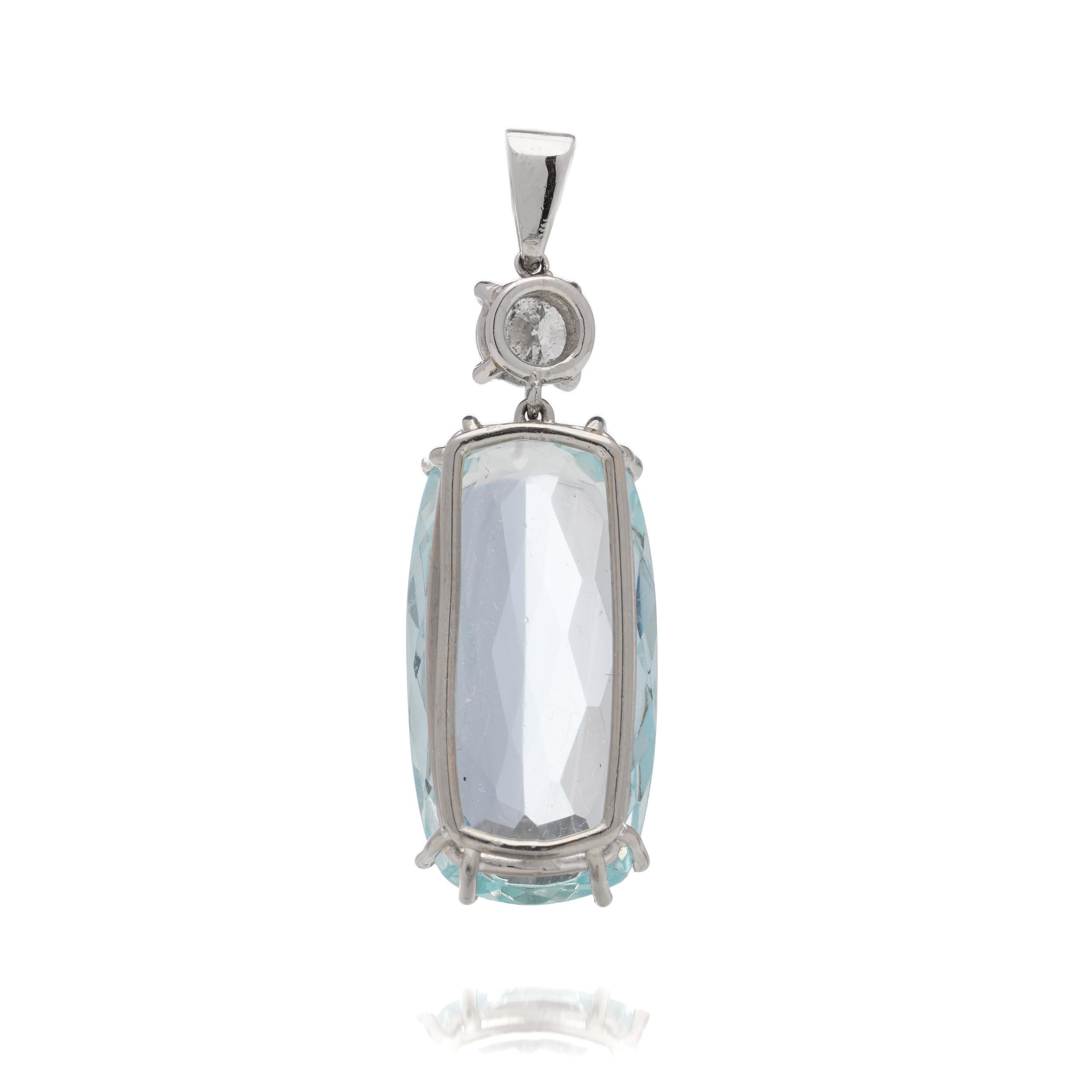 18kt white gold pendant with 8.68 cts Aquamarine and 0.50 carats of round brilli For Sale 2