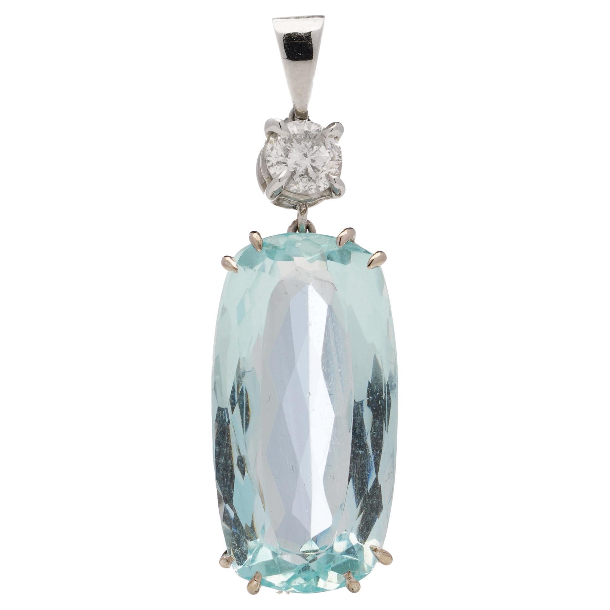 18kt white gold pendant with 8.68 cts Aquamarine and 0.50 carats of round brilli For Sale