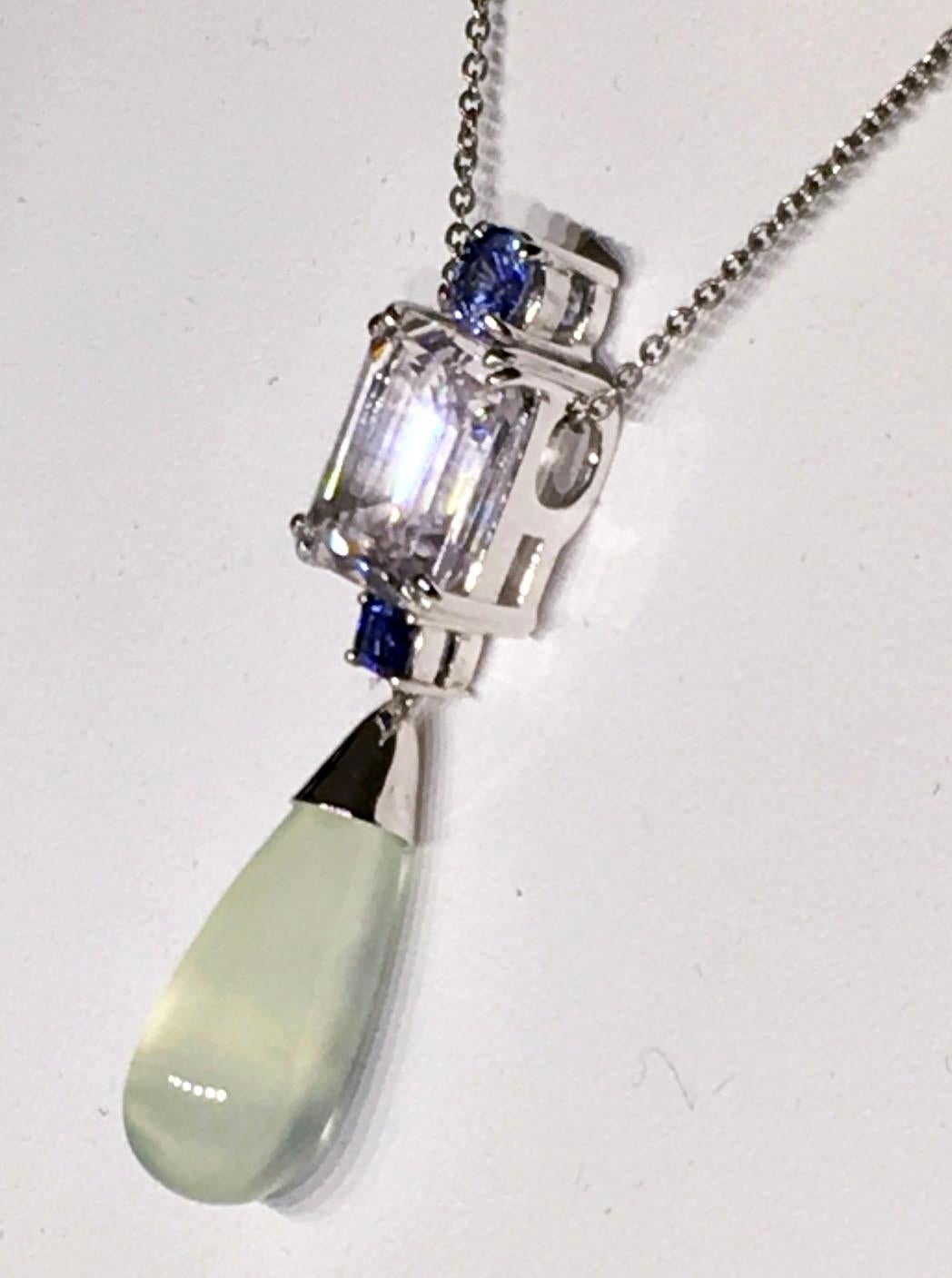 A Morganite, Sapphire and Prehnite Dangle Pendant set in 18kt White Gold For Sale 3