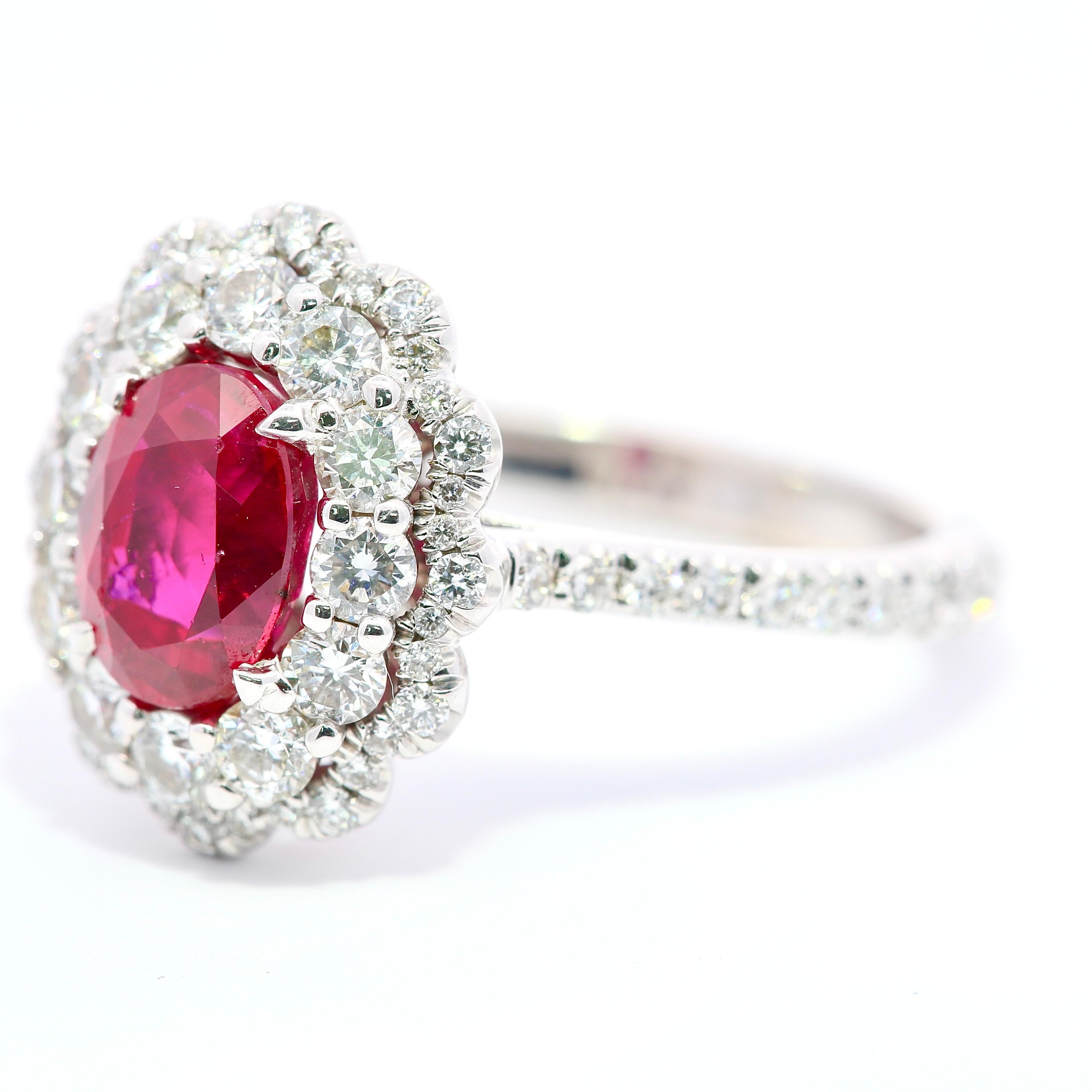 18kt Weißgold 'Taubenblut' Rubin- und Diamantring (Ovalschliff)