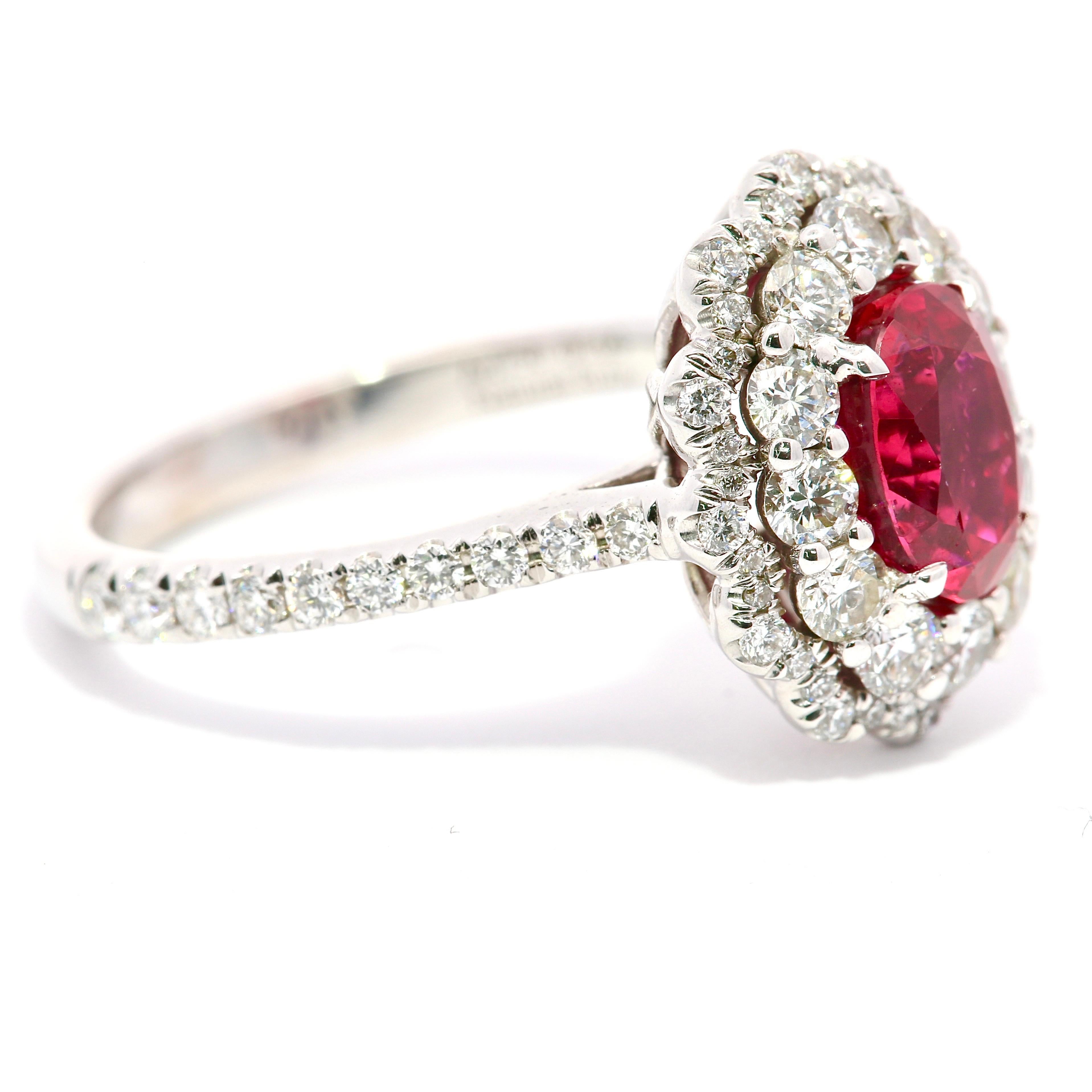 18kt Weißgold 'Taubenblut' Rubin- und Diamantring im Zustand „Neu“ in Ramat Gan, IL