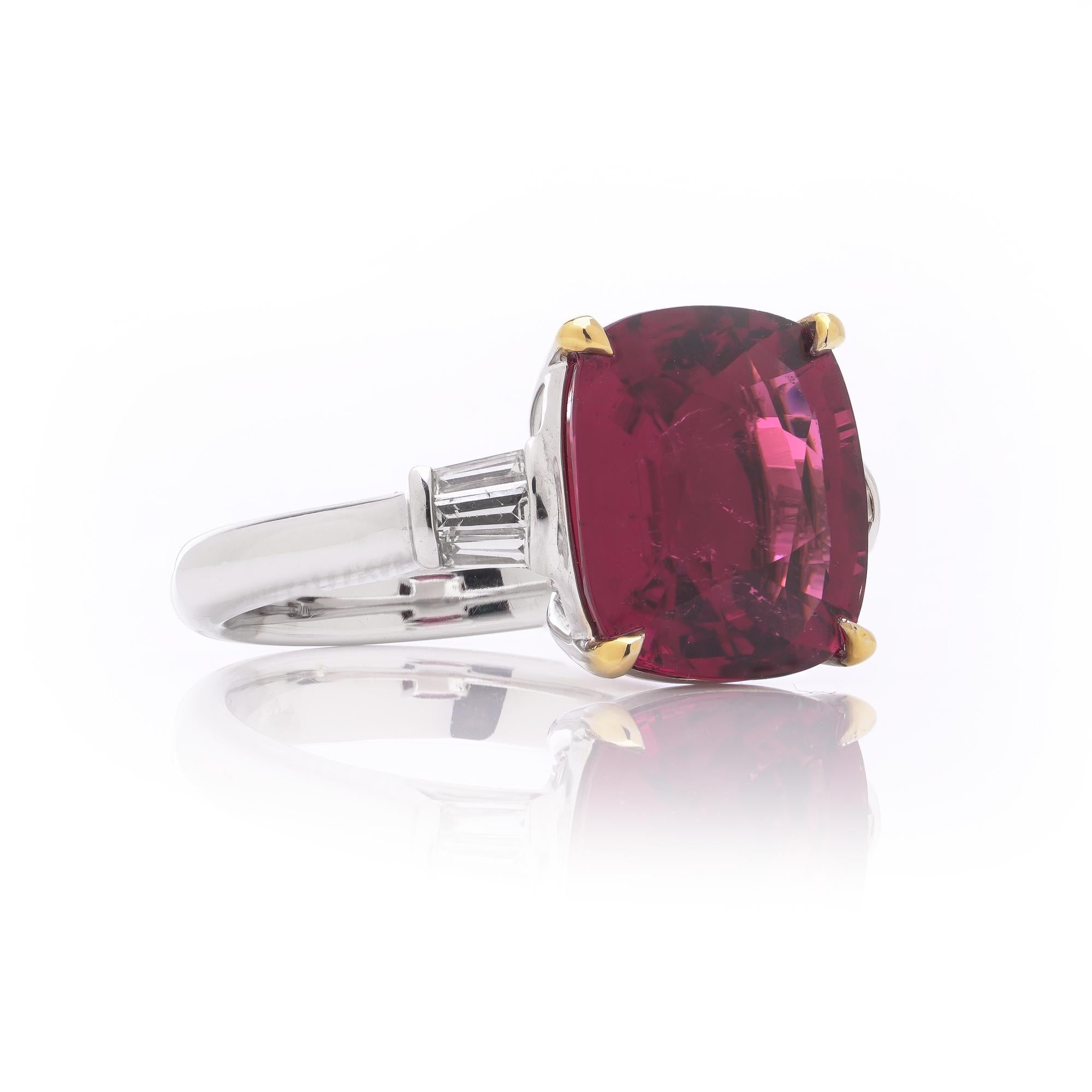 Taglio cuscino Anello in oro bianco 18kt con tormalina rosa e diamanti in vendita