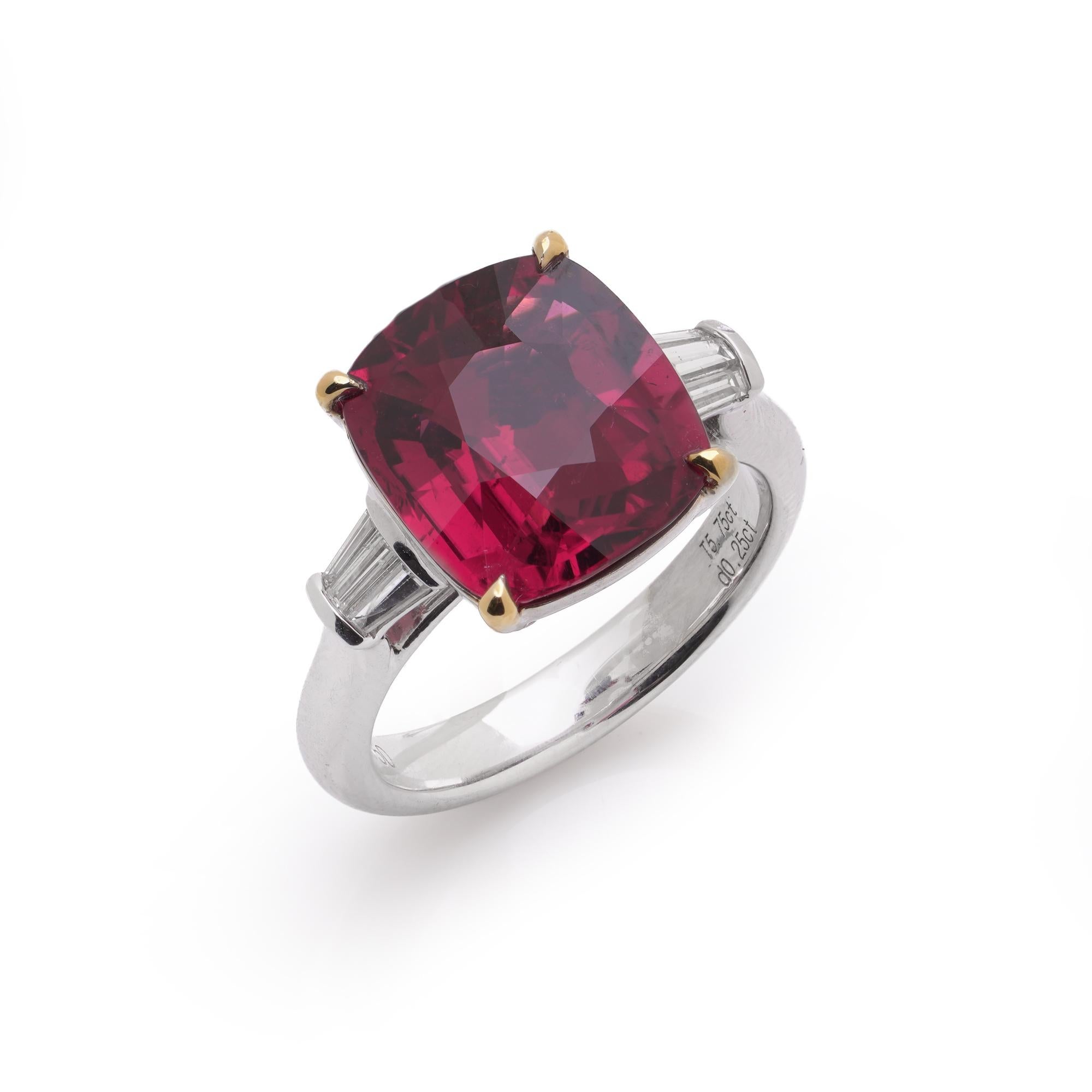 Anello in oro bianco 18kt con tormalina rosa e diamanti in vendita 3