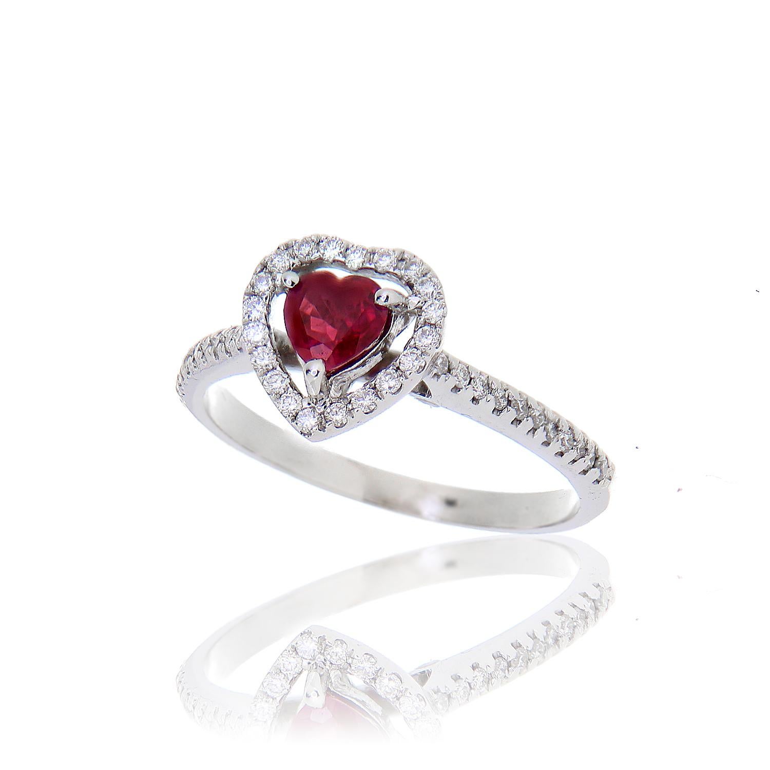 18 Karat White Gold Ring 0.52 Heart Cut Ruby 0.24 White Diamonds Brilliant Cut In New Condition For Sale In Bergamo, BG