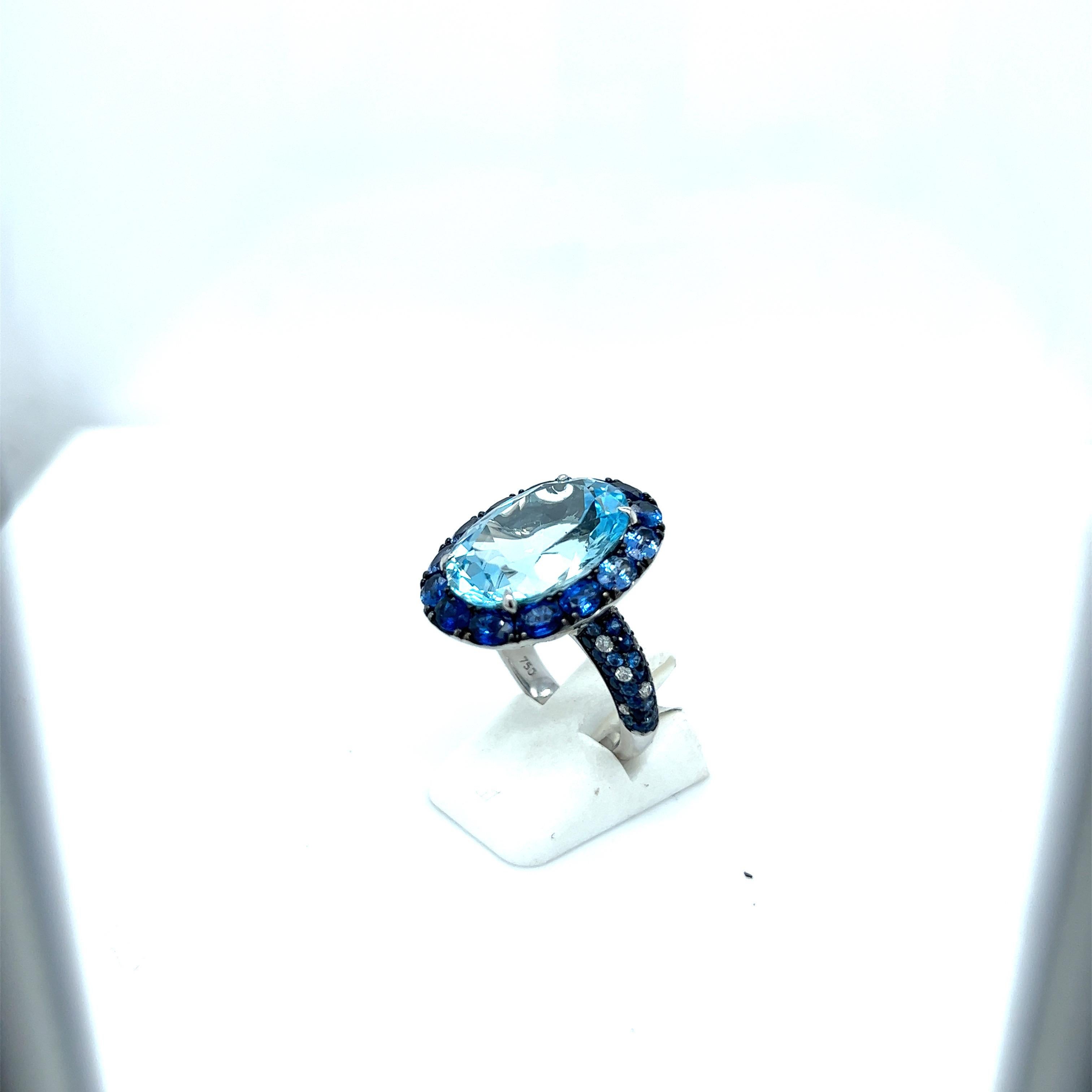 18kt White Gold Ring 13.46ct Bluetopaz, 3.51ct. Blue Sapphires, 0.14ct Diamond In New Condition For Sale In New York, NY
