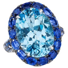 Anello in oro bianco 18kt 13,46ct Bluetopaz, 3,51ct. Zaffiri blu, diamante da 0,14 carati