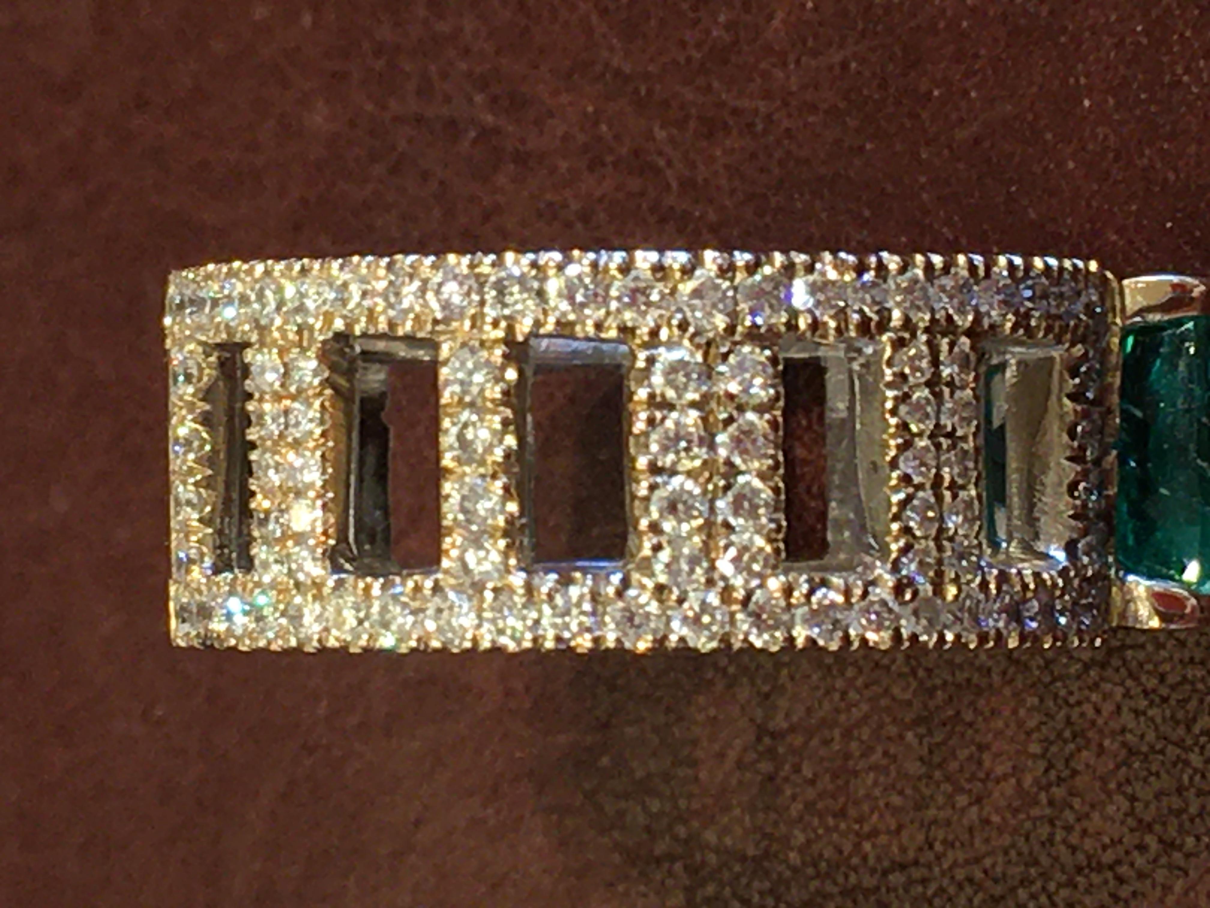 Bague cocktail en or blanc 18 carats, diamants 1,50 carat, émeraudes 2,33 carats Neuf - En vente à Firenze, FI