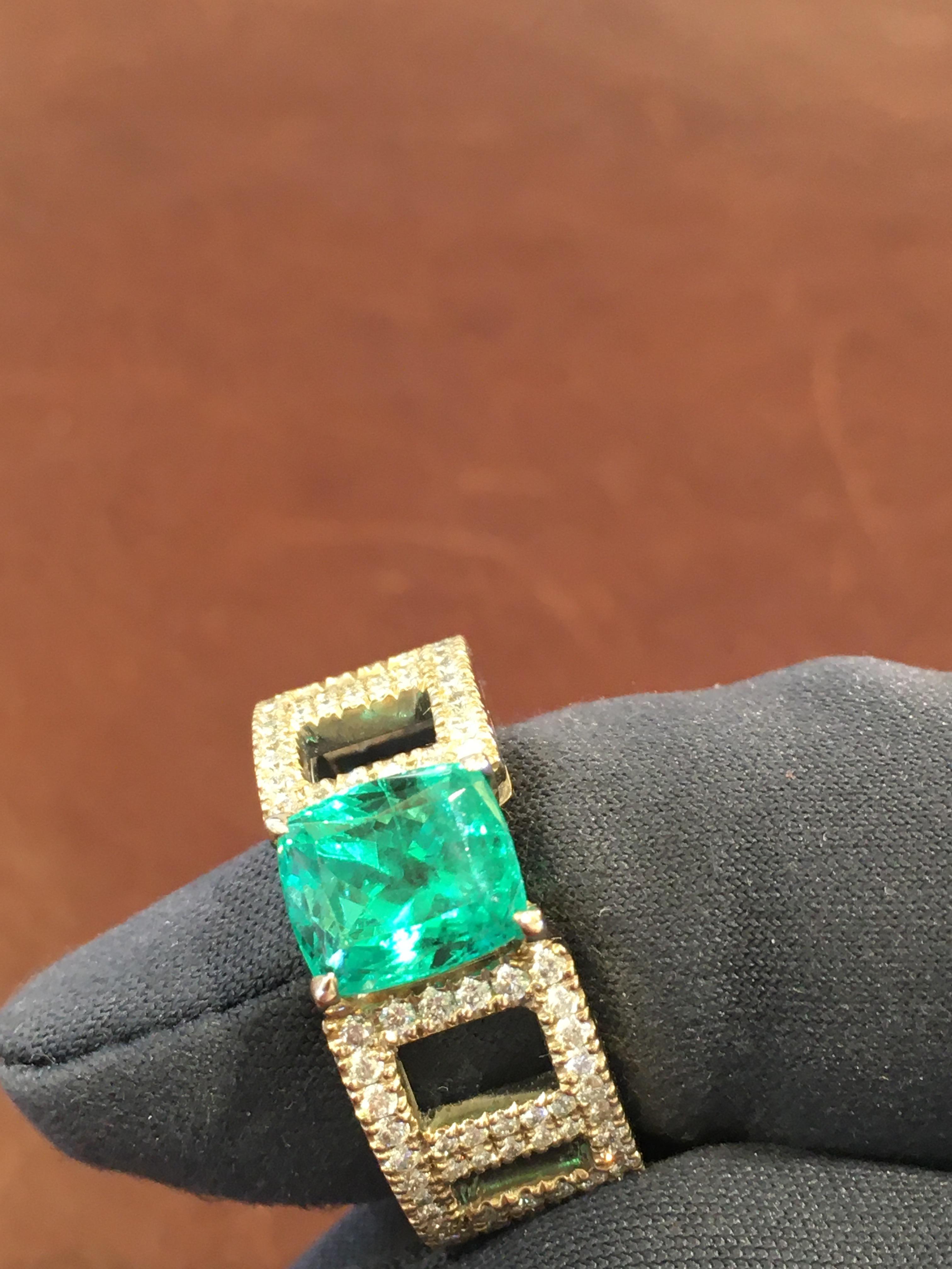 18kt White Gold Ring, 1.50ct Diamonds, 2.33ct Emeralds Cocktail Ring For Sale 1