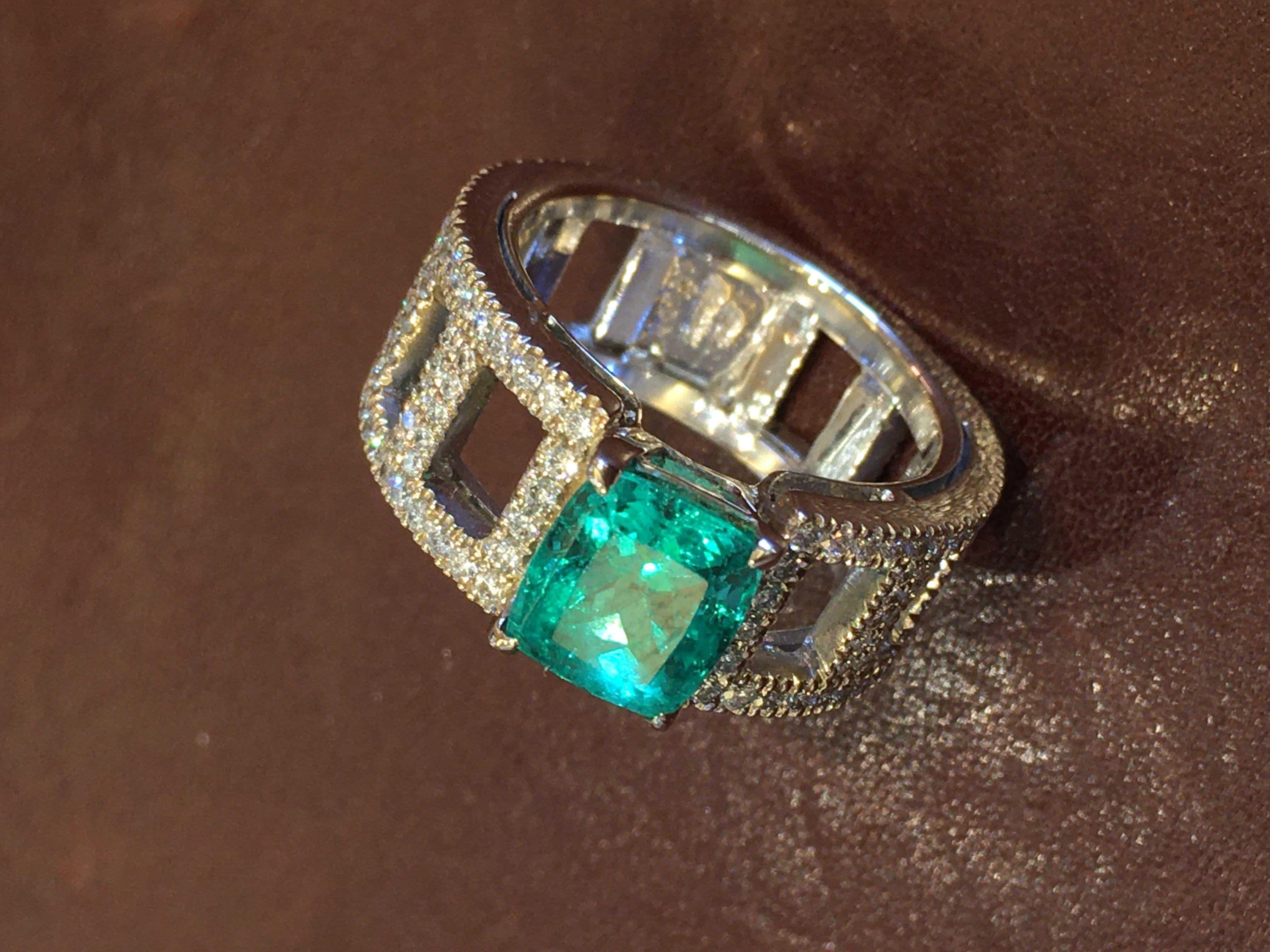 18kt White Gold Ring, 1.50ct Diamonds, 2.33ct Emeralds Cocktail Ring For Sale 2