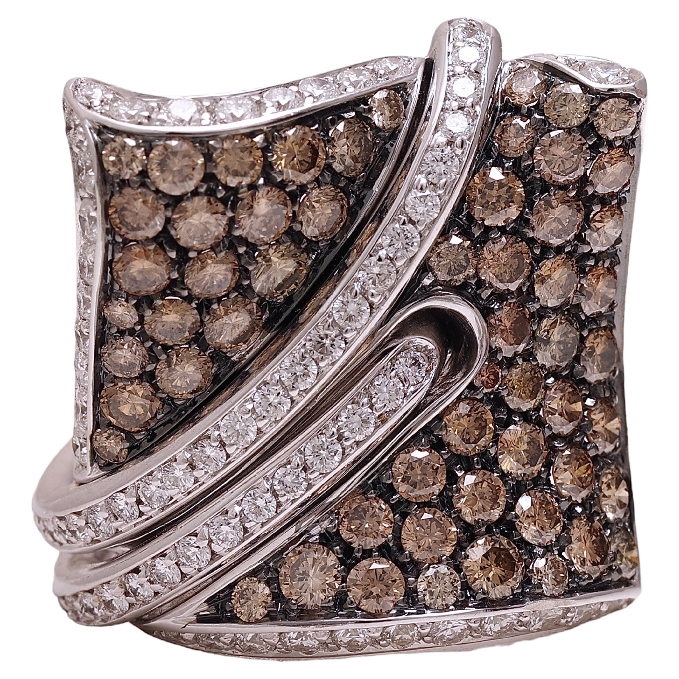 18kt White Gold Ring 1.65 ct. White & 2.2 ct Cognac Diamonds For Sale