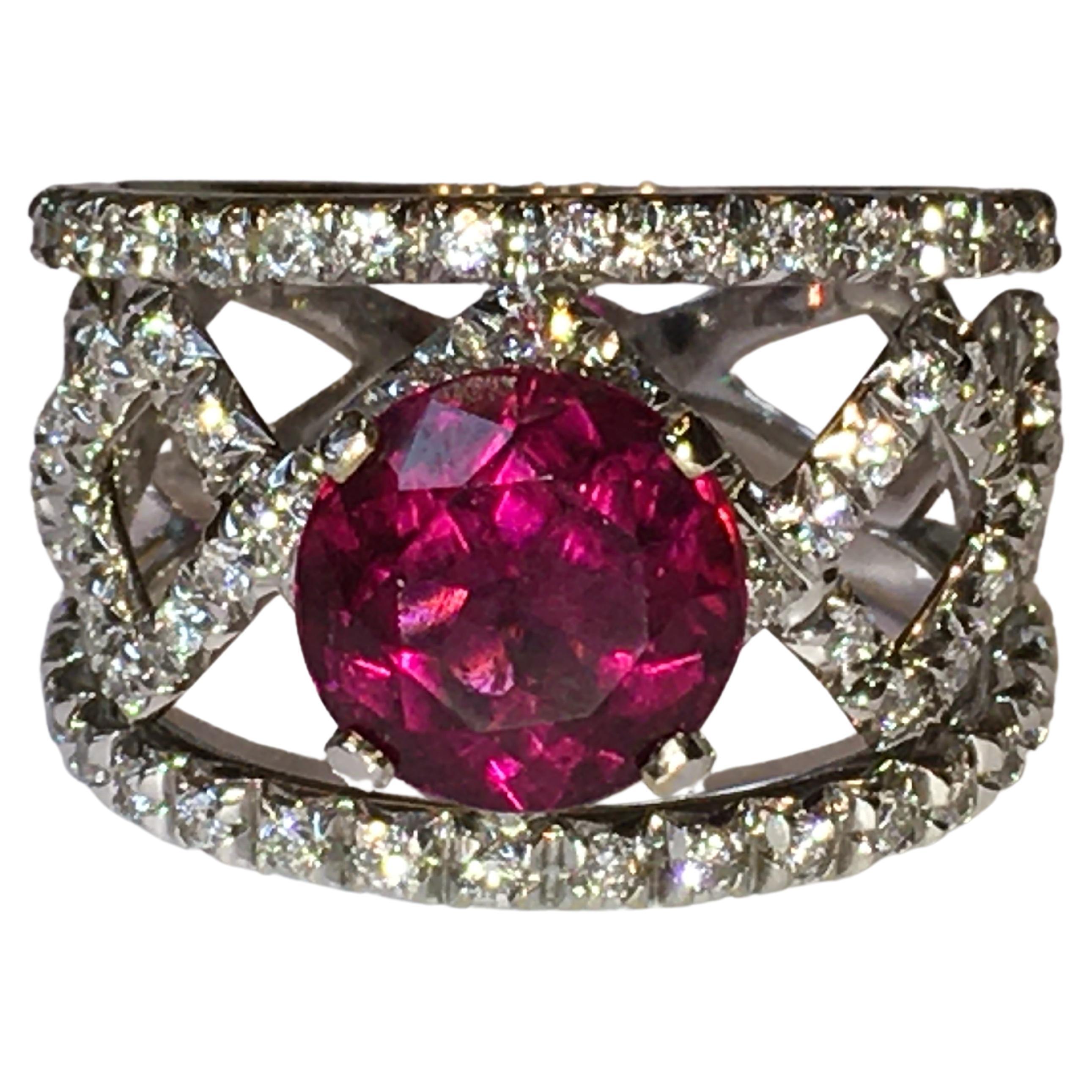 18kt white gold ring, 2, 00ct Rubellite, 0, 90ct Diamond For Sale