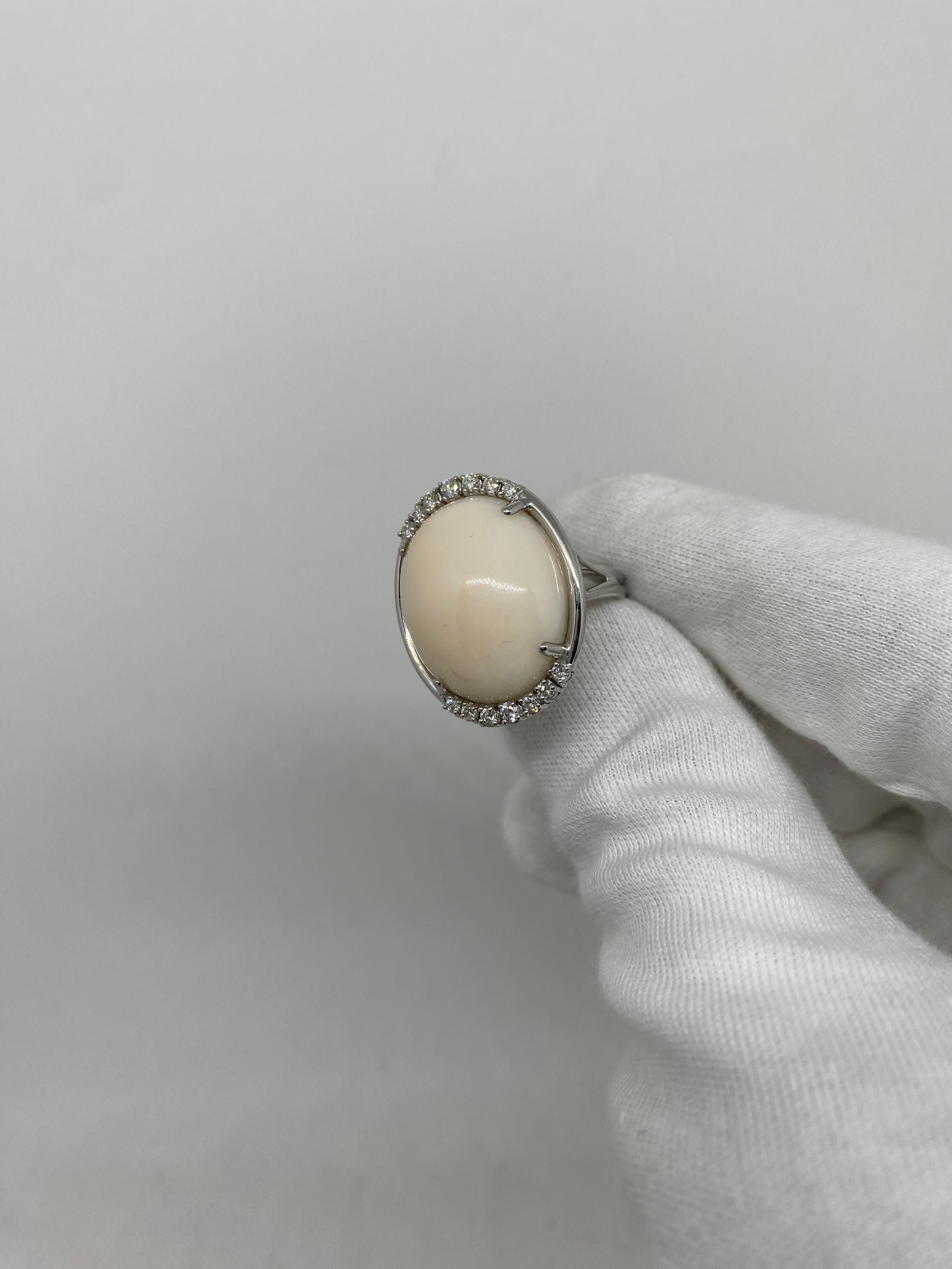 Ring made of 18kt white gold with angel skin coral and natural white brilliant-cut diamonds

Welcome to our jewelry collection, where every piece tells a story of timeless elegance and unparalleled craftsmanship. As a family-run business in Italy