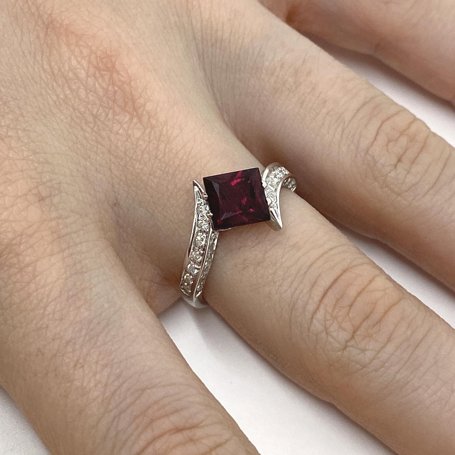 18kt White Gold Ring Carré, Cut Red Garnet 1.80 Carat White Diamonds 0.40 Carat In New Condition For Sale In Bergamo, BG