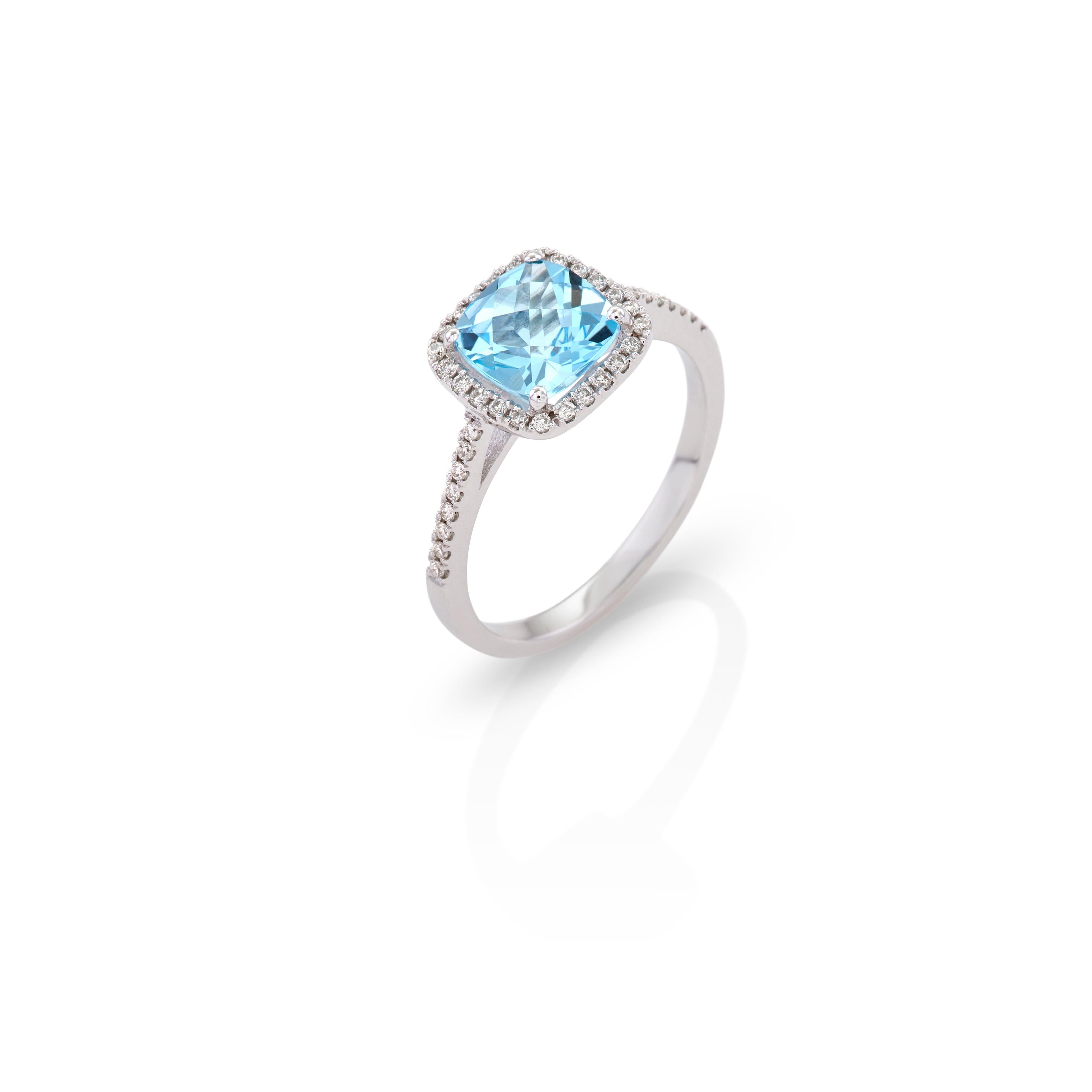 En vente :  Bague en or blanc 18 carats, topaze bleue taille coussin 1,80 carat et halo de diamants micro-pavés 3