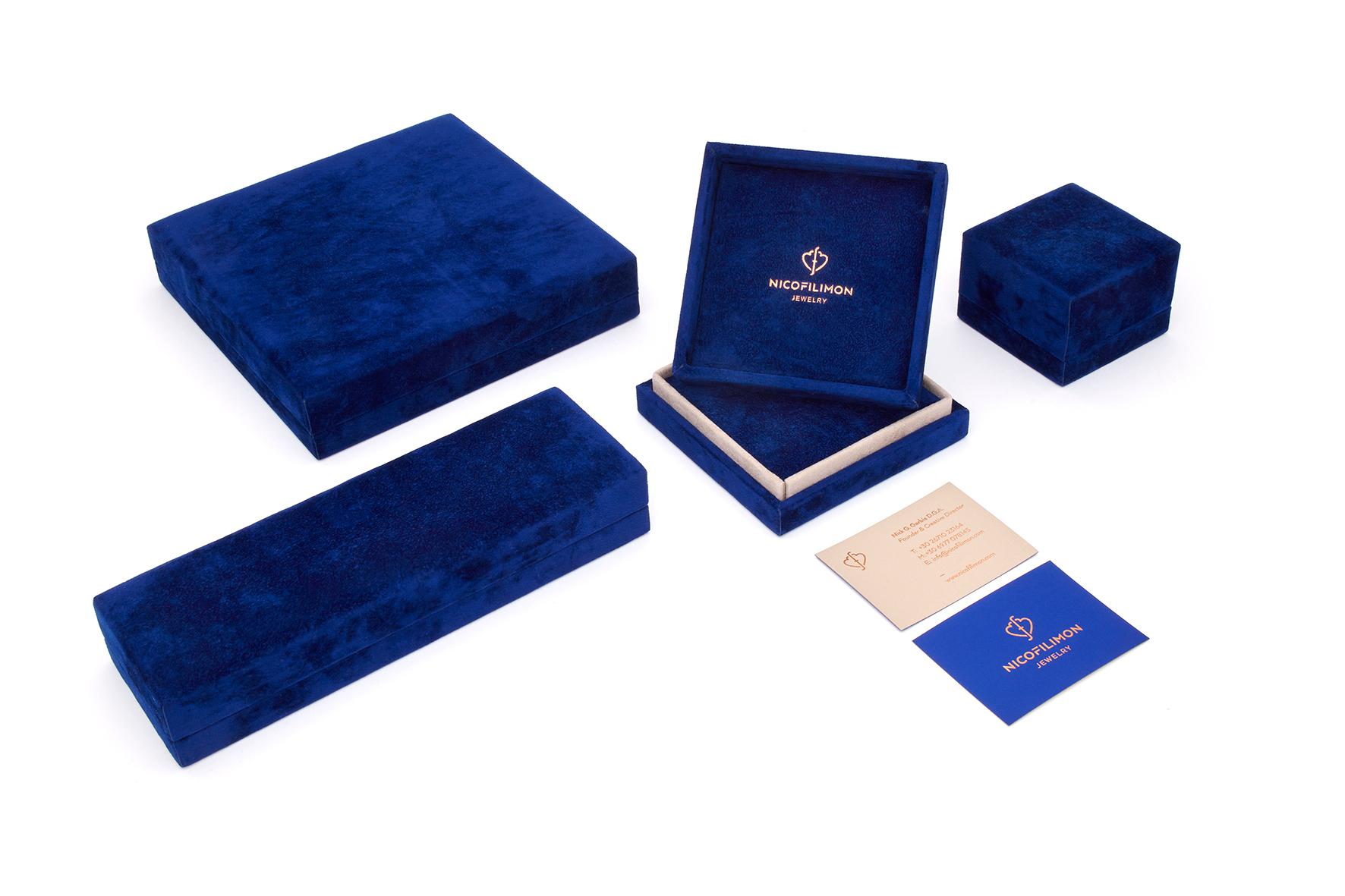 En vente :  Bague en or blanc 18 carats, topaze bleue taille coussin 1,80 carat et halo de diamants micro-pavés 7