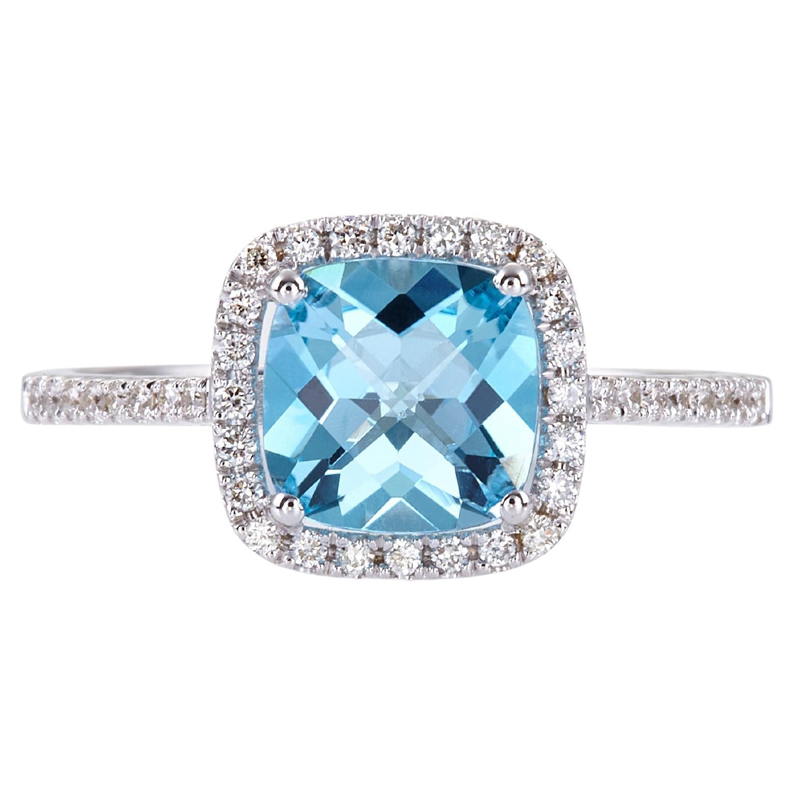 En vente :  Bague en or blanc 18 carats, topaze bleue taille coussin 1,80 carat et halo de diamants micro-pavés