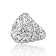 18kt White Gold Ring Pear Shape Diamond and Round Diamonds