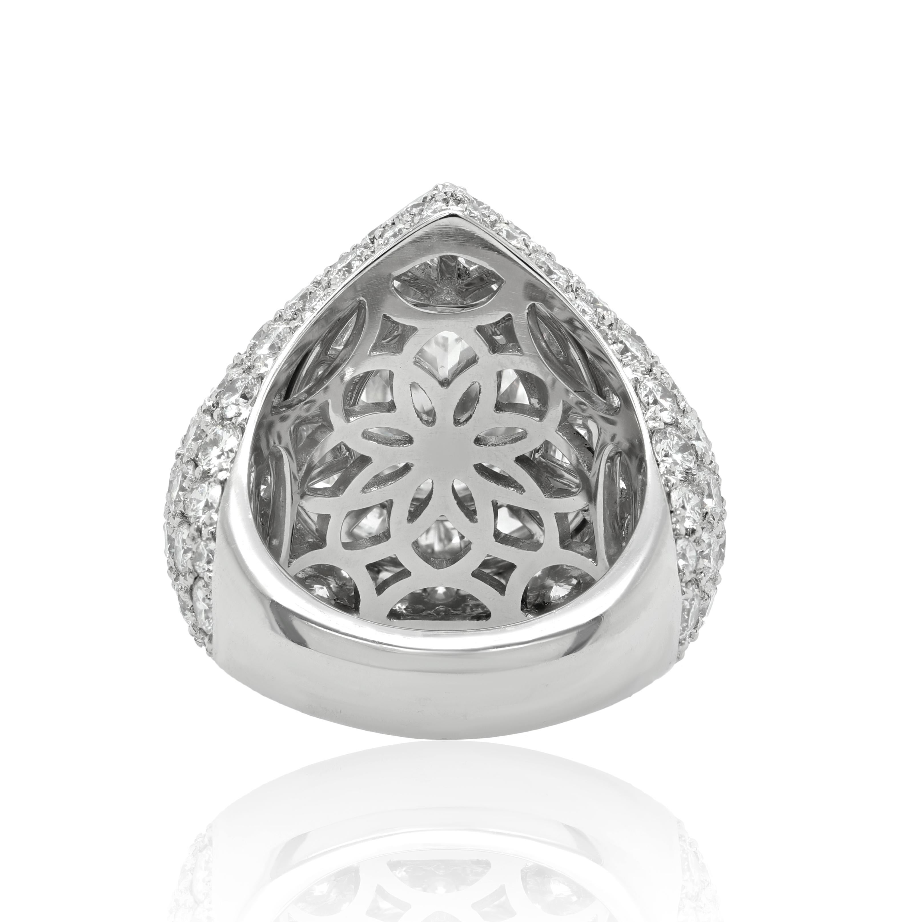 Pear Cut 18kt White Gold Ring Pear Shape Diamond and Round Diamonds For Sale