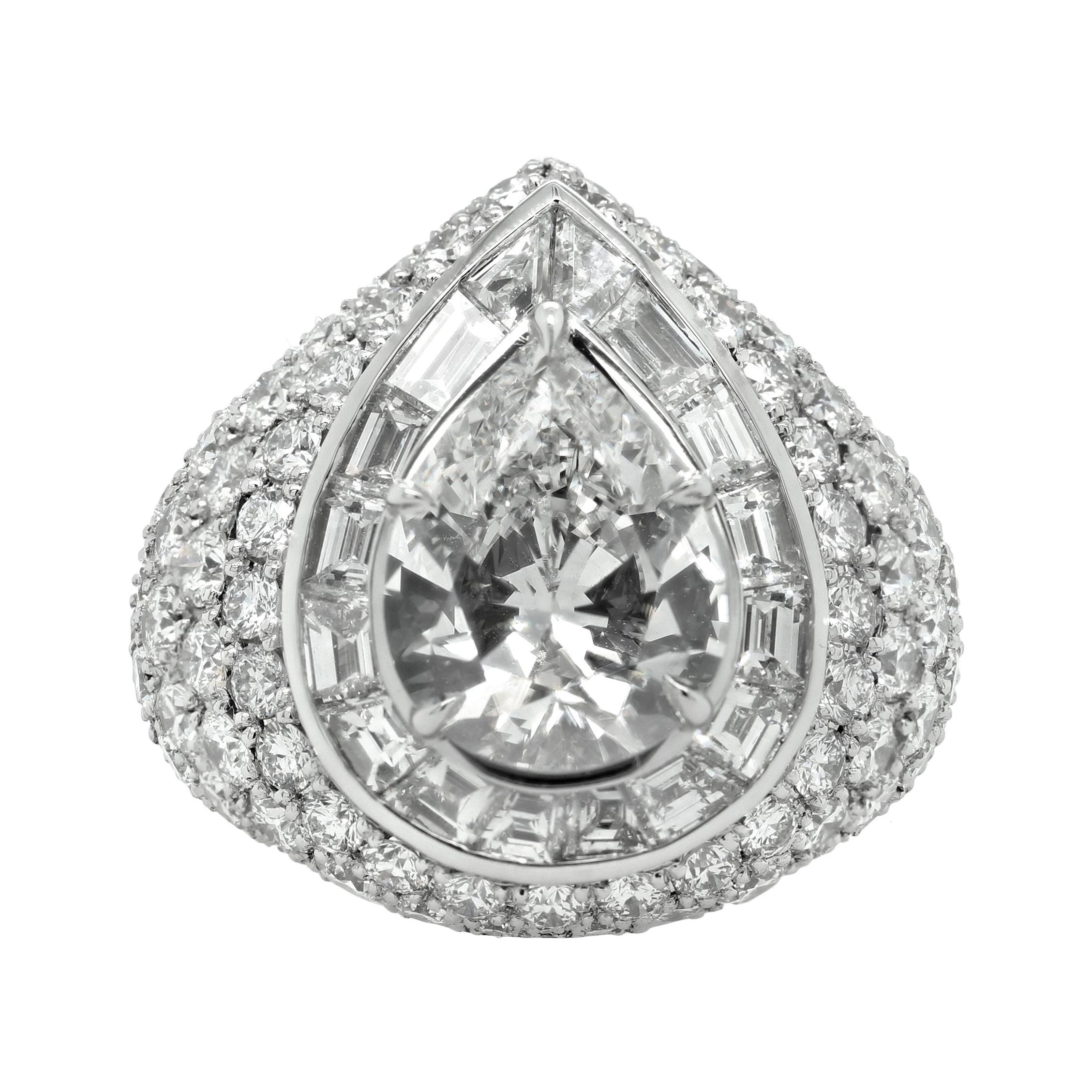 18kt White Gold Ring Pear Shape Diamond and Round Diamonds For Sale