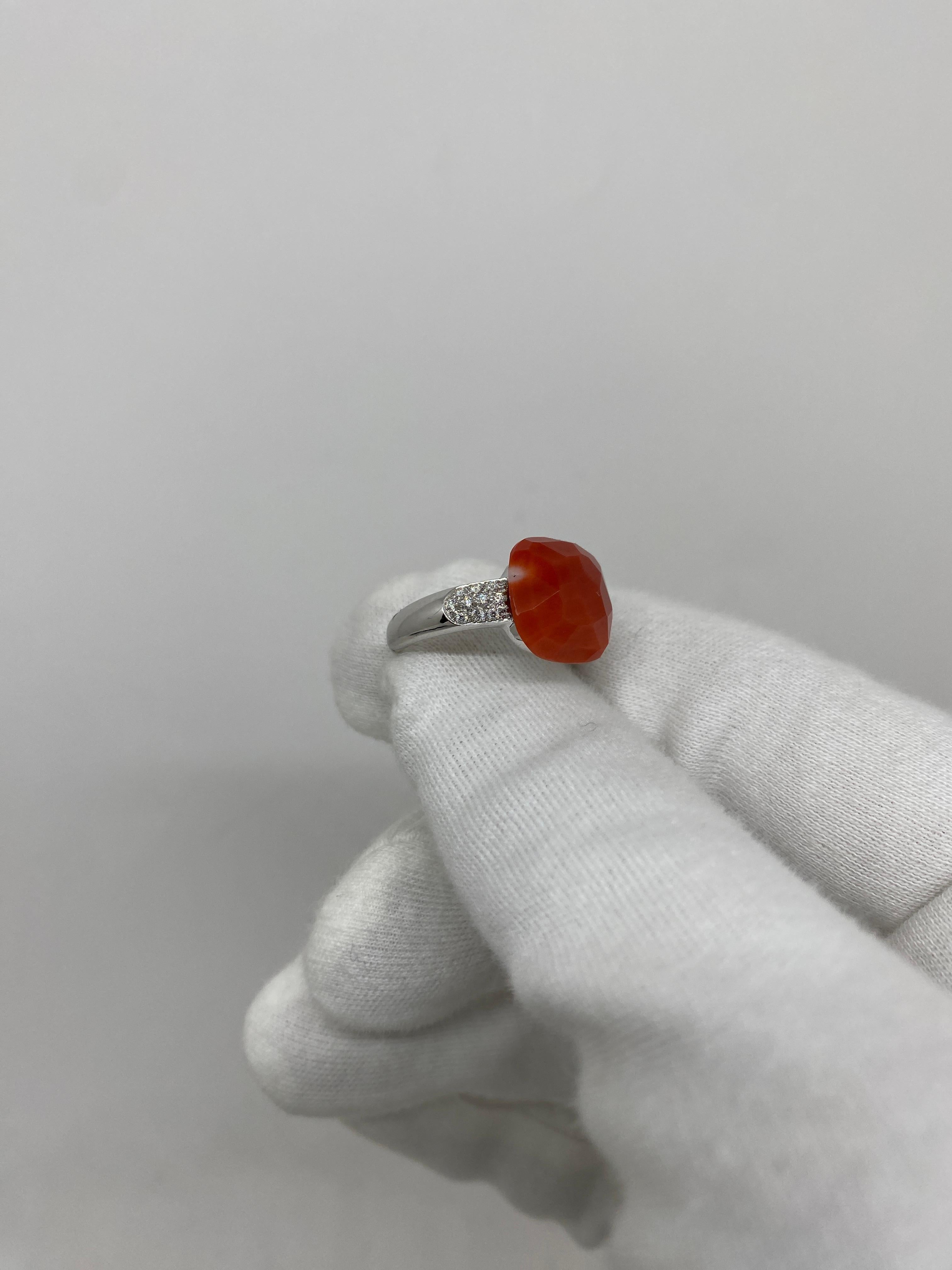 18 Karat White Gold Ring Red Coral & White Diamonds In Excellent Condition For Sale In Bergamo, BG