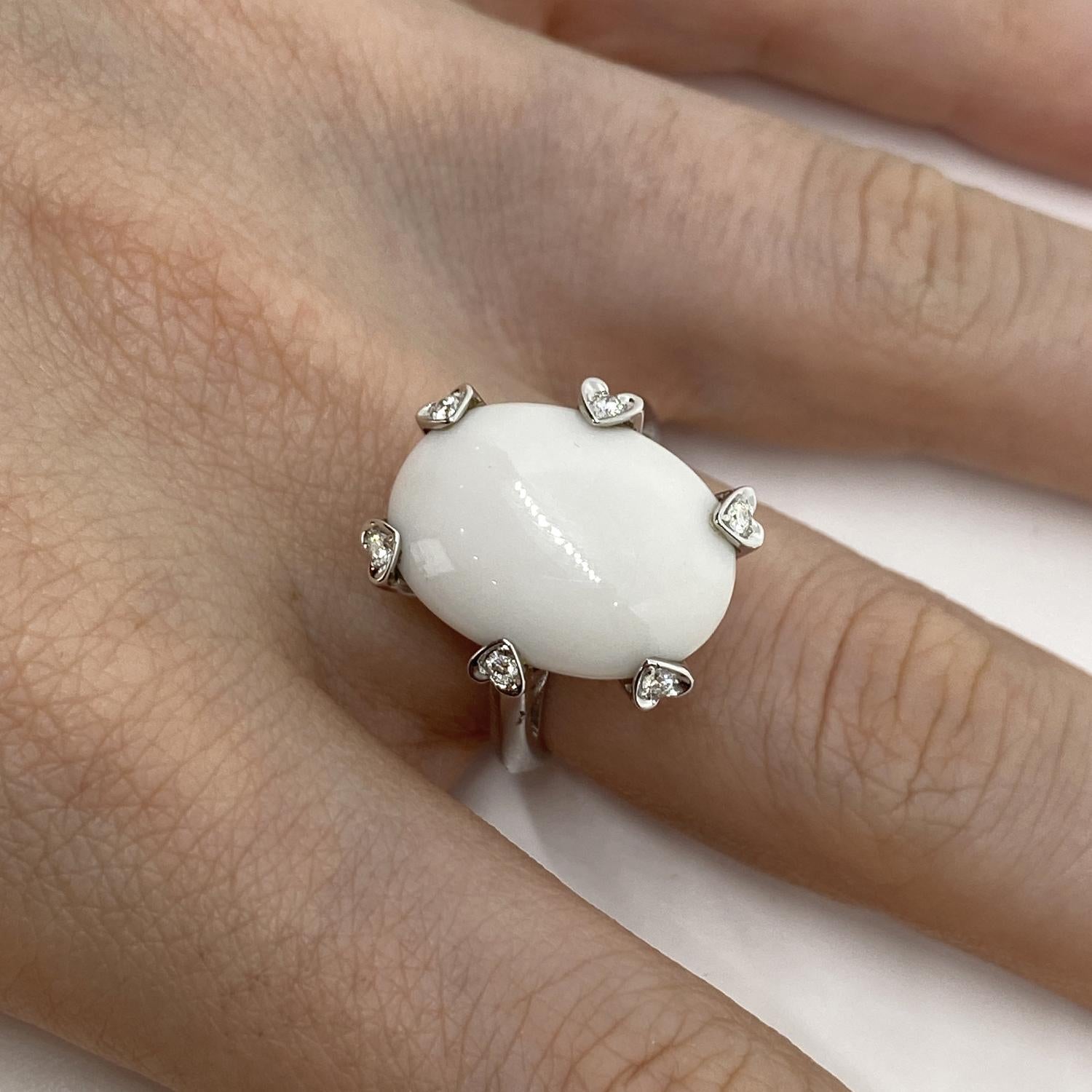 Ring made of 18kt white gold with white agate and natural brilliant-cut diamonds for ct.0.18
-------------------------------------------------

Important Note : In order to speed up the publishing process of our vast inventory, this jewelry only