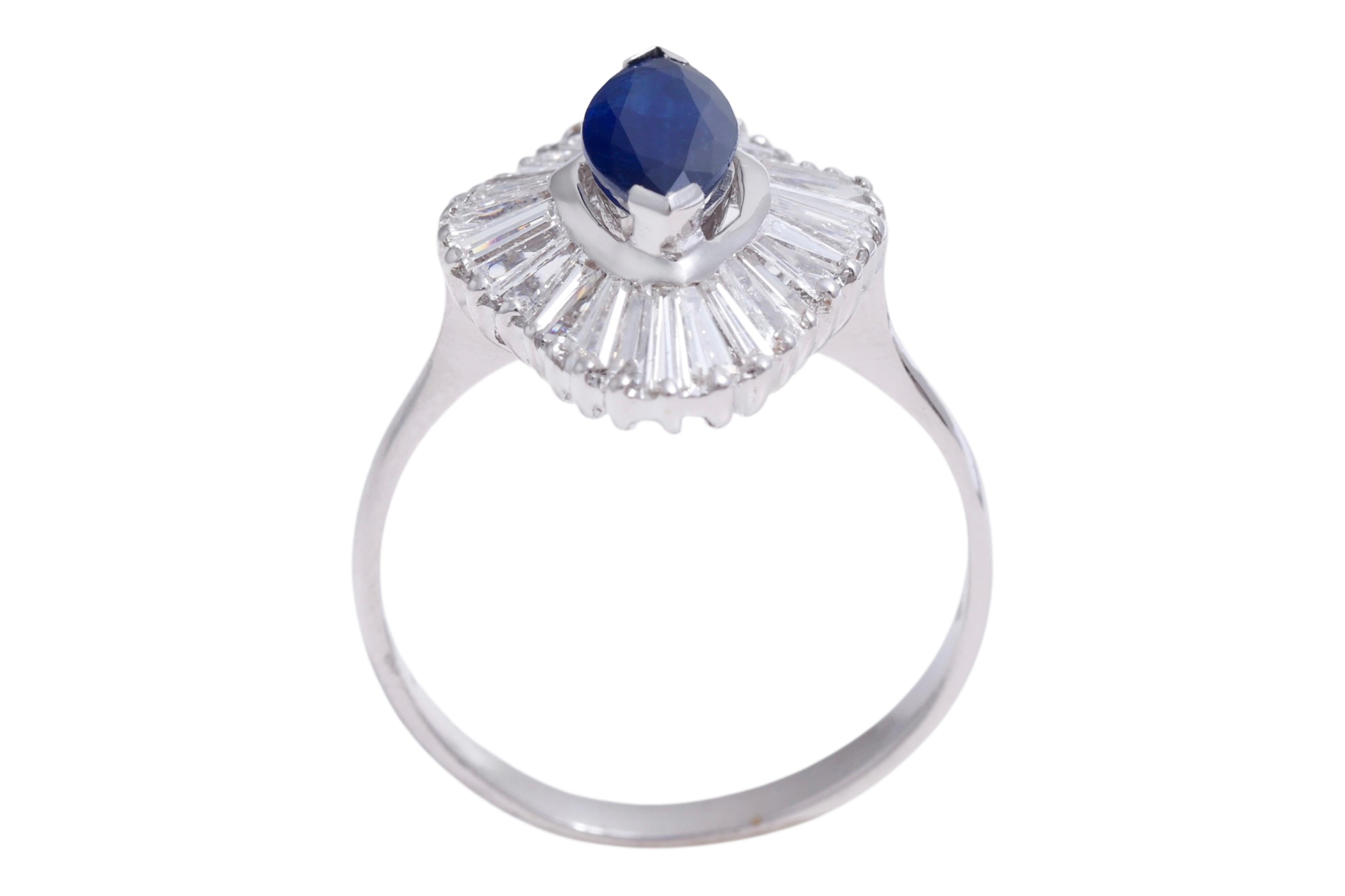 Bague en or blanc 18 carats avec saphir taille marquise 1,02 carat et diamants 2,4 carats en vente 3
