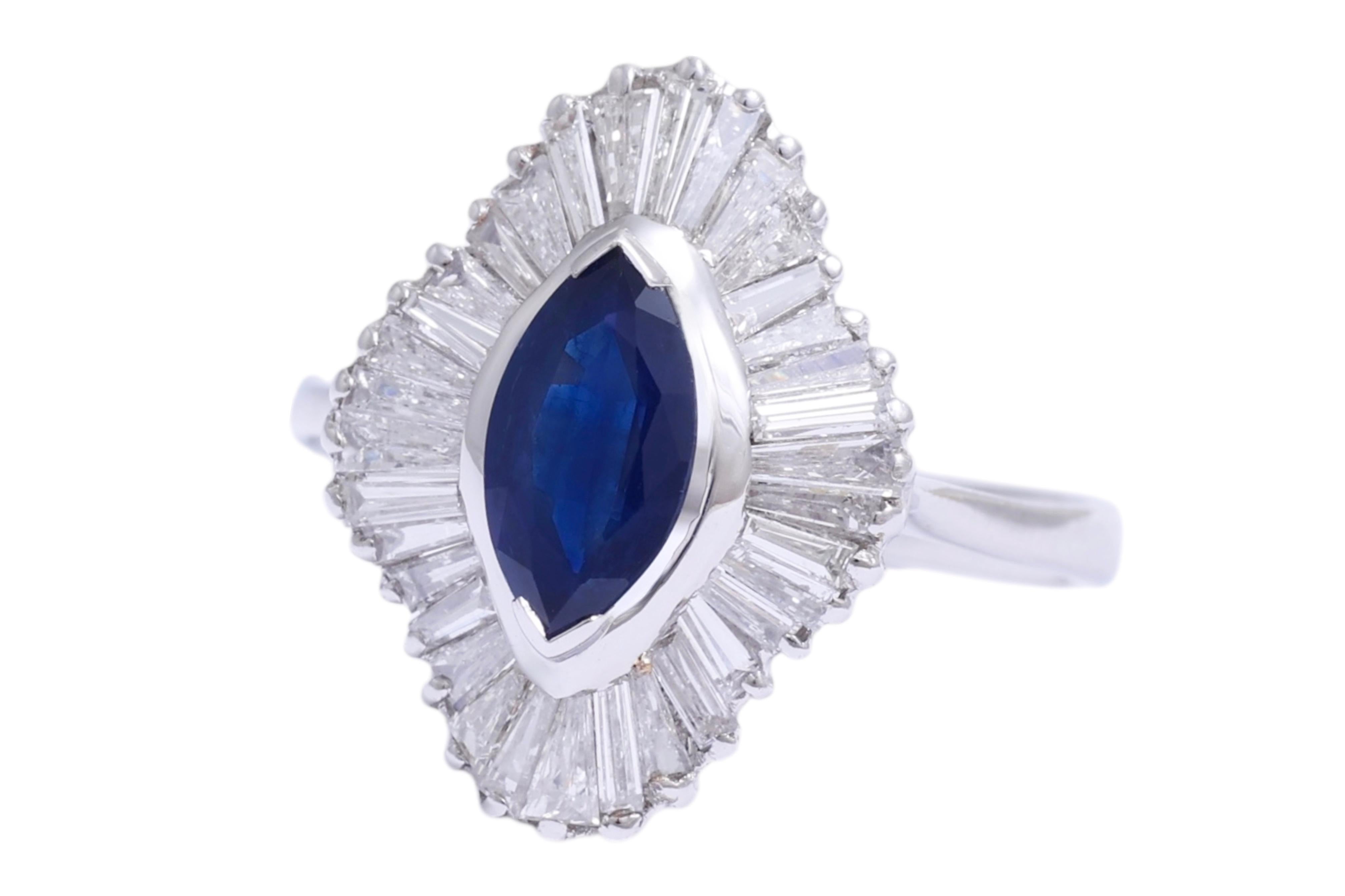 Belle bague en or blanc de 18 carats avec saphir taille marquise de 1,02 ct et diamants de 2,4 ct 

Saphir : Saphir taille marquise, environ 1,02 ct

Diamants : Diamants taille baguette, ensemble environ 2,40ct

Matériau : or blanc 18kt

Taille de