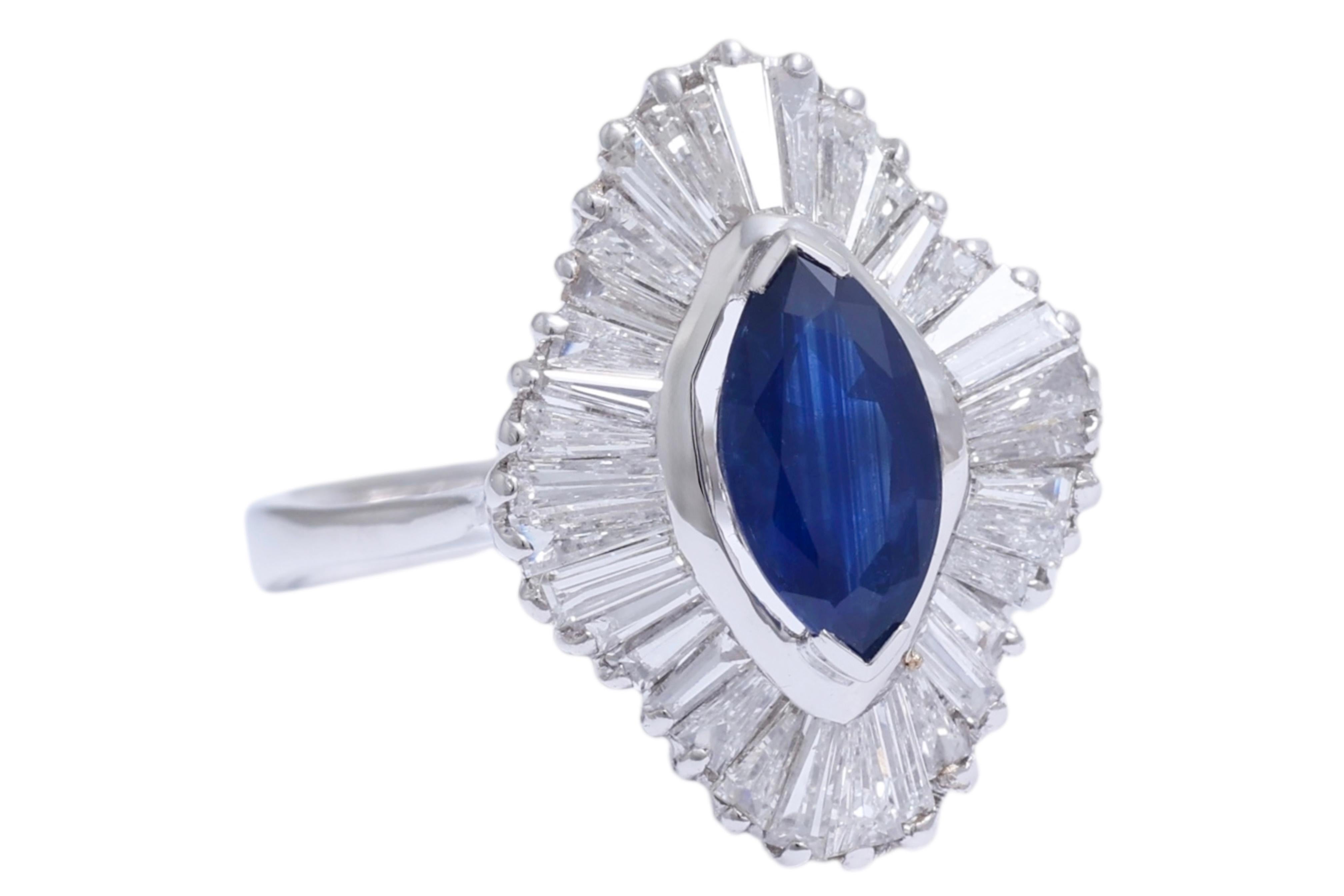 Taille Marquise Bague en or blanc 18 carats avec saphir taille marquise 1,02 carat et diamants 2,4 carats en vente