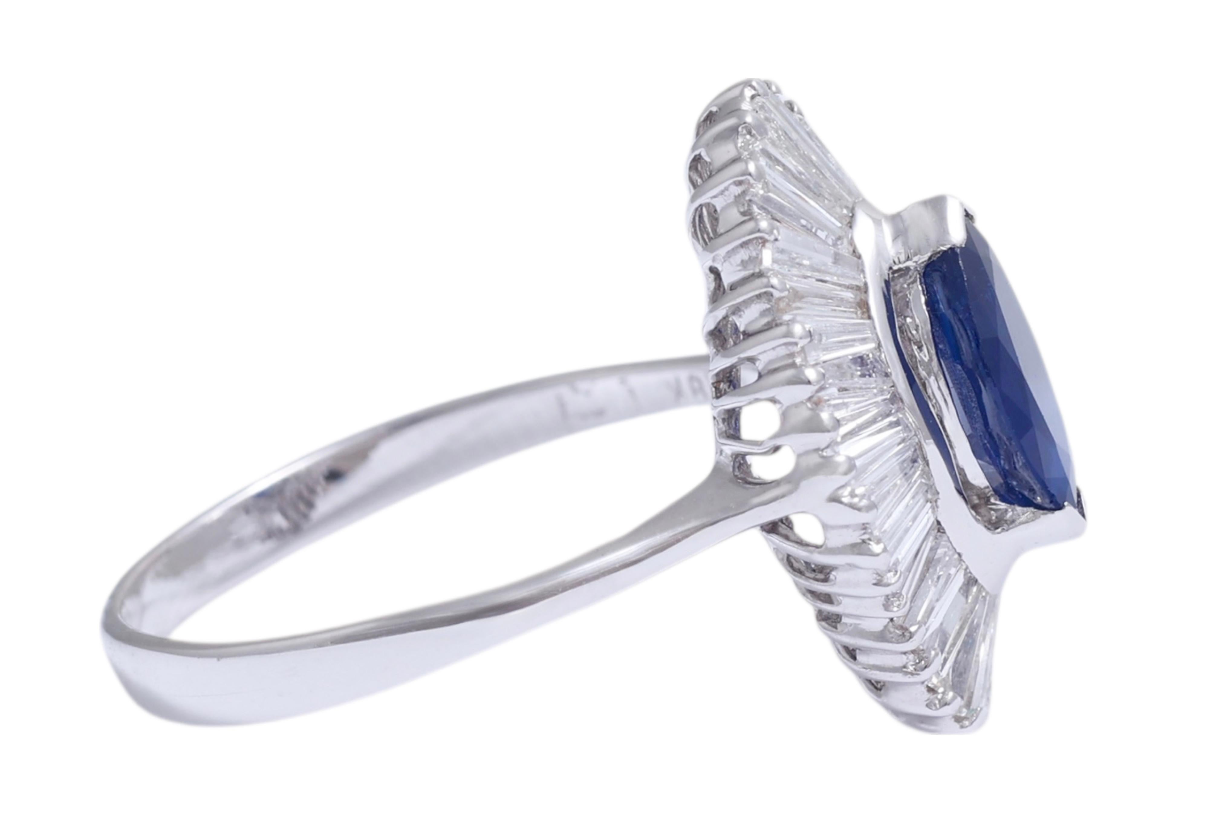 Bague en or blanc 18 carats avec saphir taille marquise 1,02 carat et diamants 2,4 carats Excellent état - En vente à Antwerp, BE