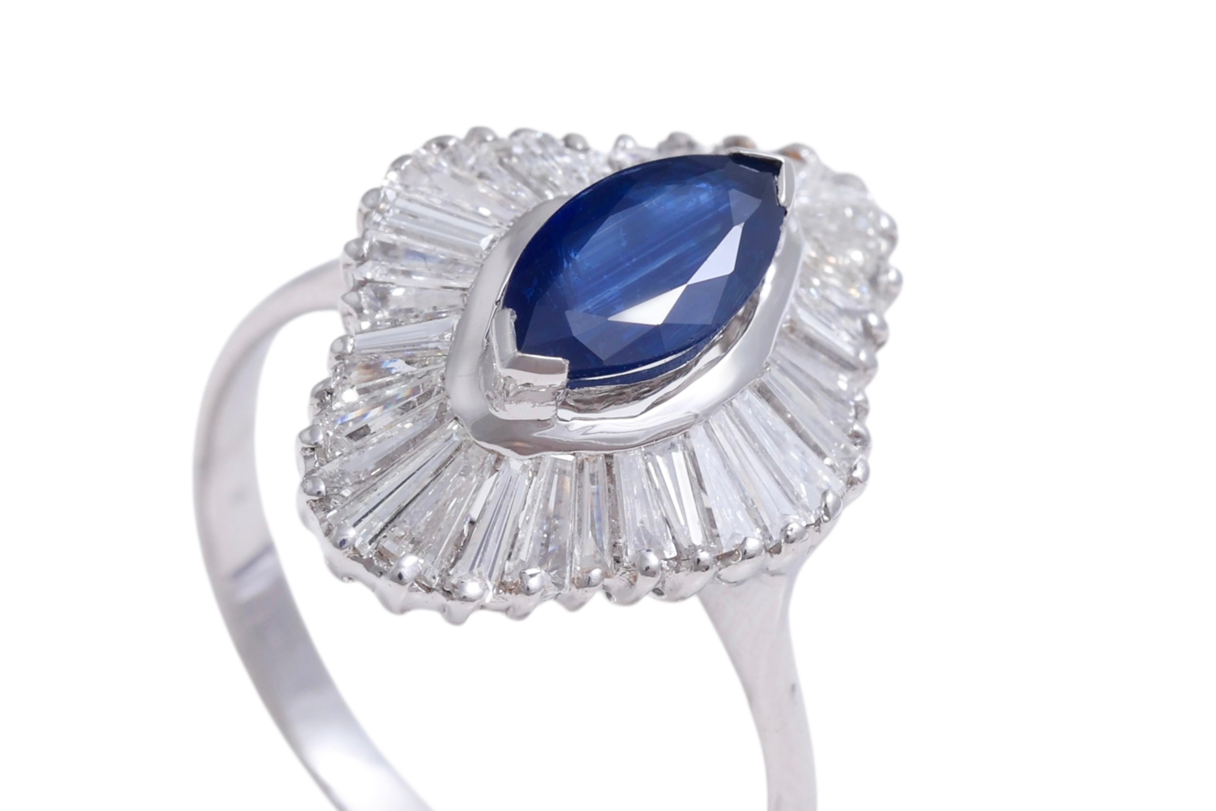 Bague en or blanc 18 carats avec saphir taille marquise 1,02 carat et diamants 2,4 carats Pour femmes en vente