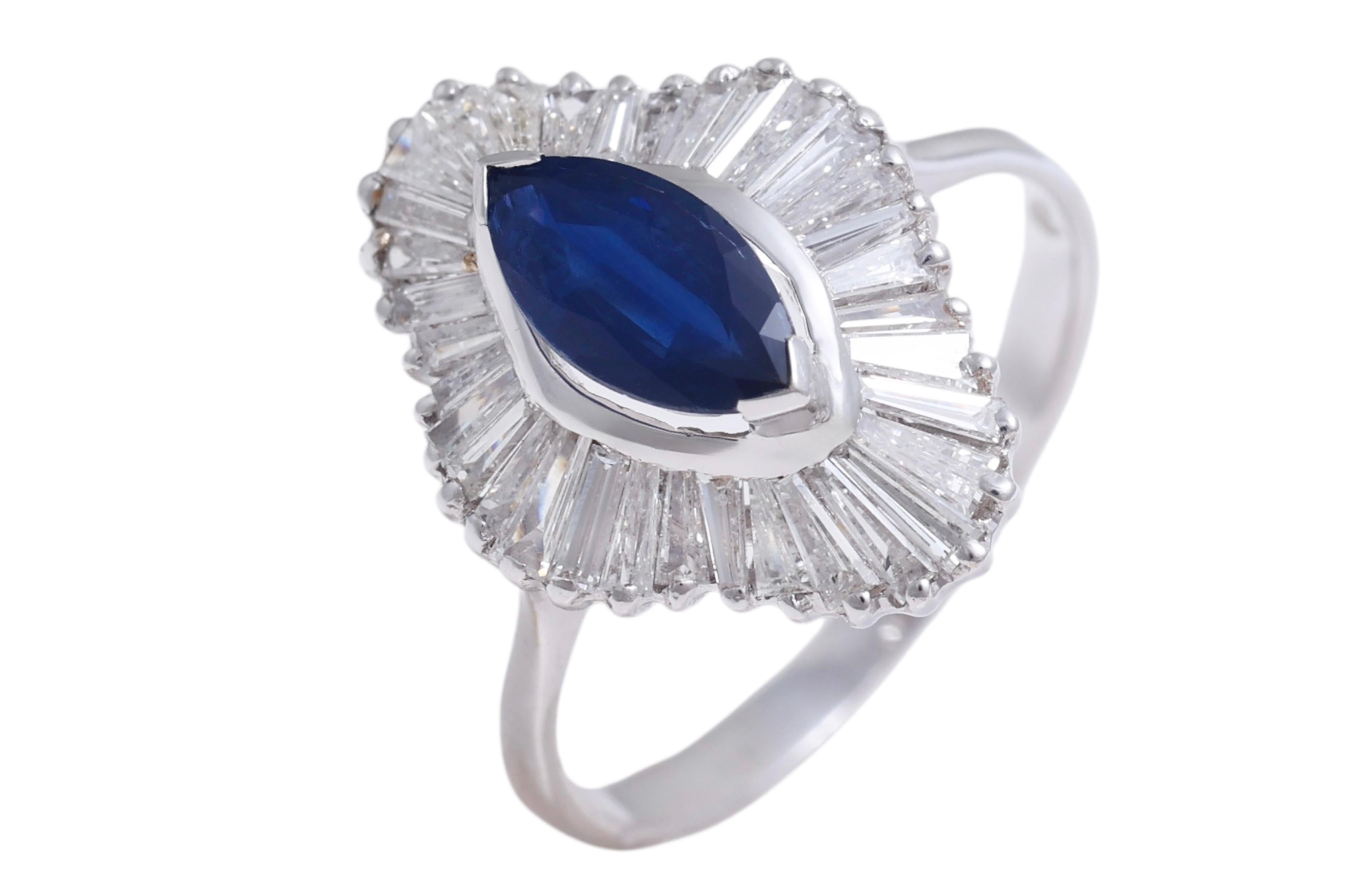 Bague en or blanc 18 carats avec saphir taille marquise 1,02 carat et diamants 2,4 carats en vente 2