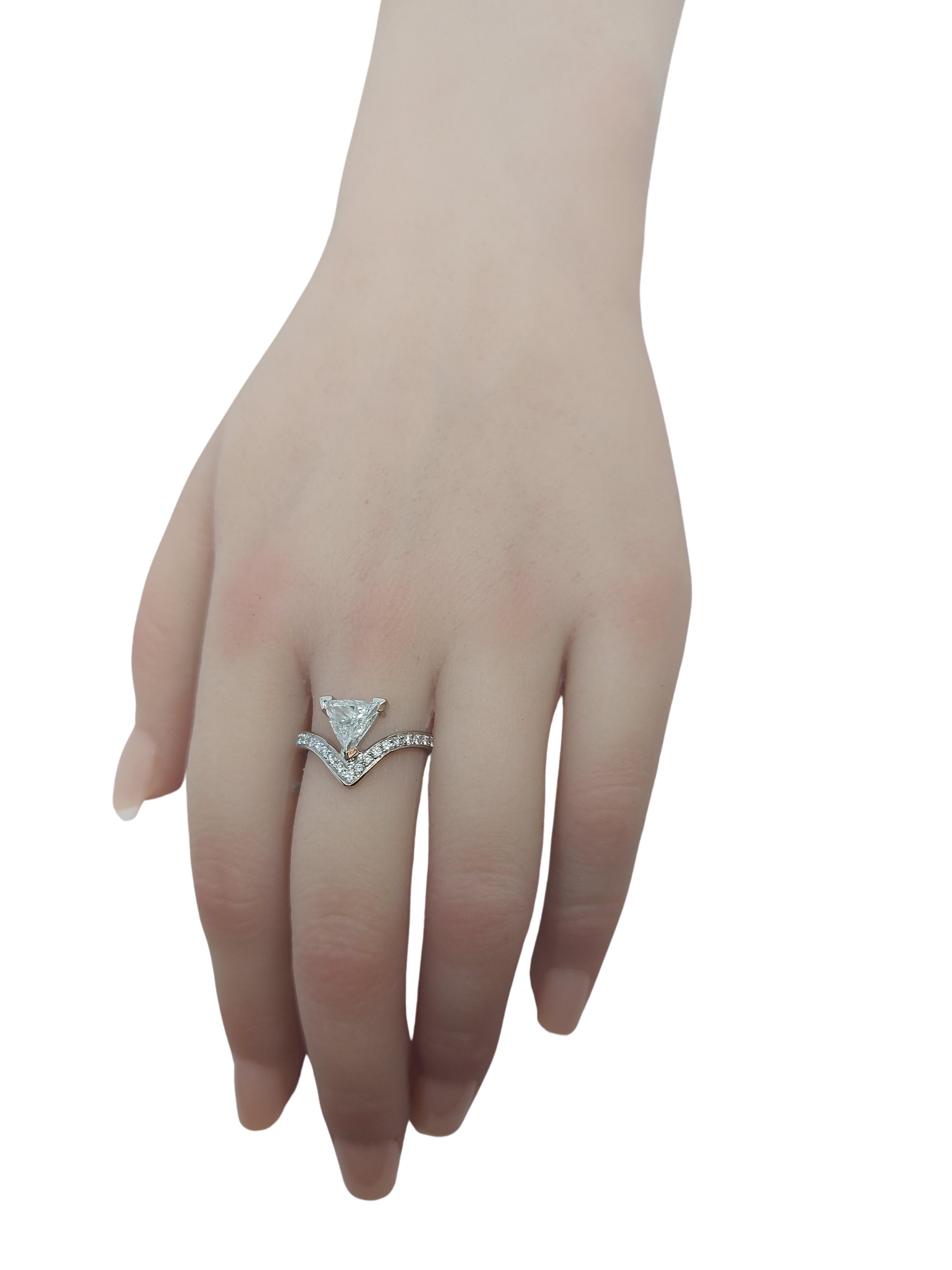18kt White Gold Ring with 1.02ct Triangle Diamond & 0.4ct Brilliant Cut Diamonds For Sale 2